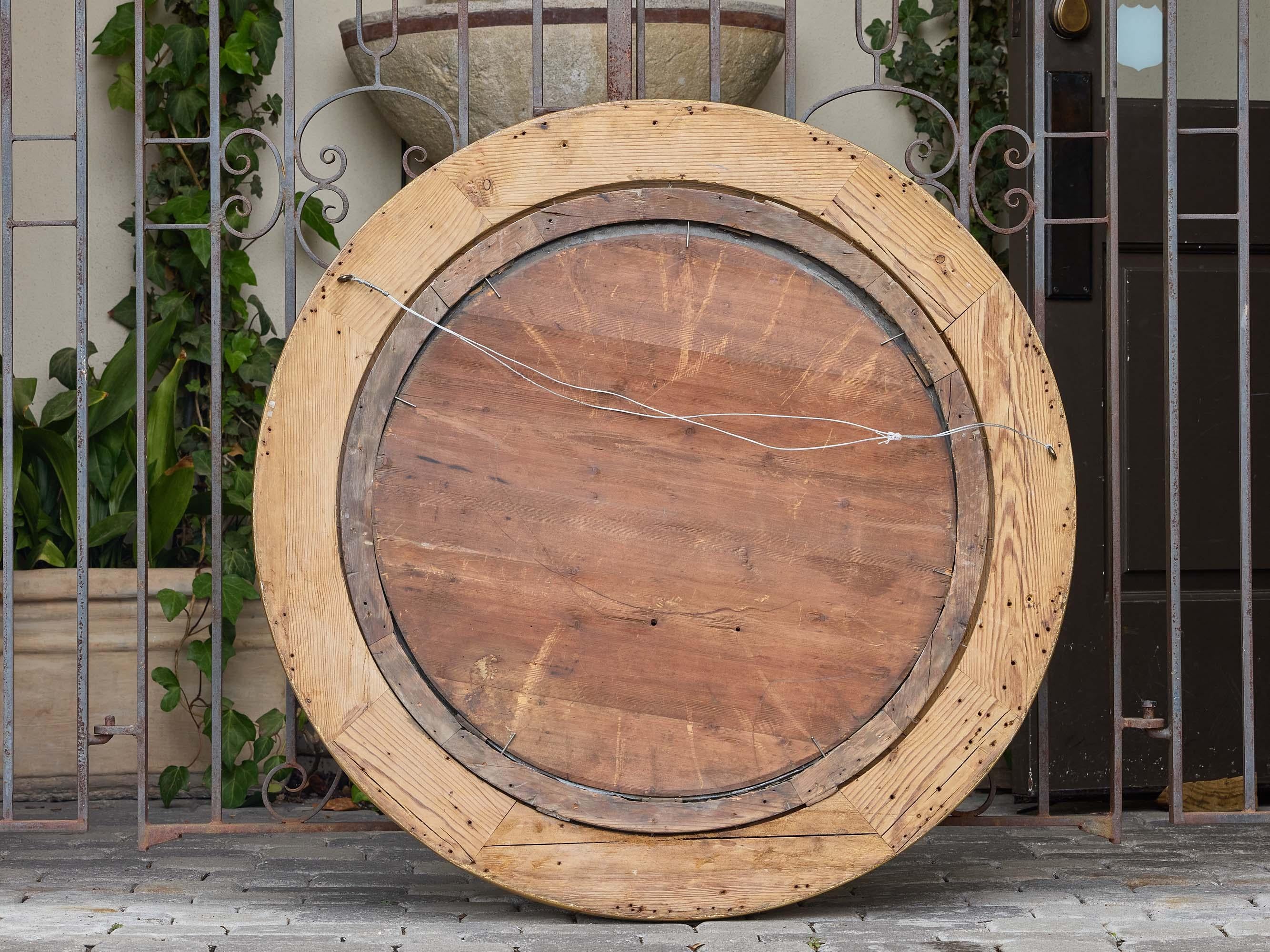 Grande specchio convesso in legno dorato inglese del XIX secolo con finiture interne ebanizzate in vendita 3