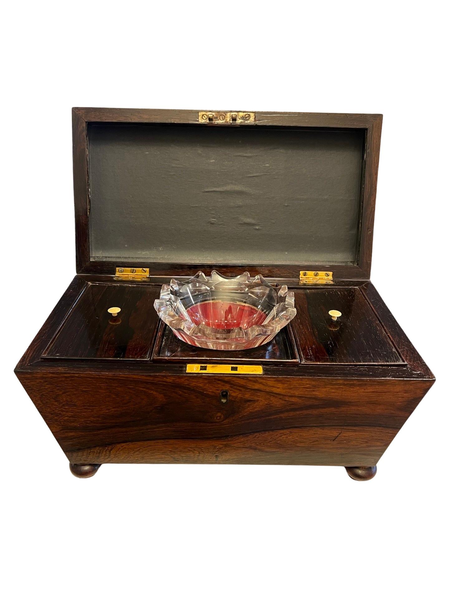 Anglais Grande boîte à thé anglaise en acajou du 19ème siècle en forme de sarcophage   en vente