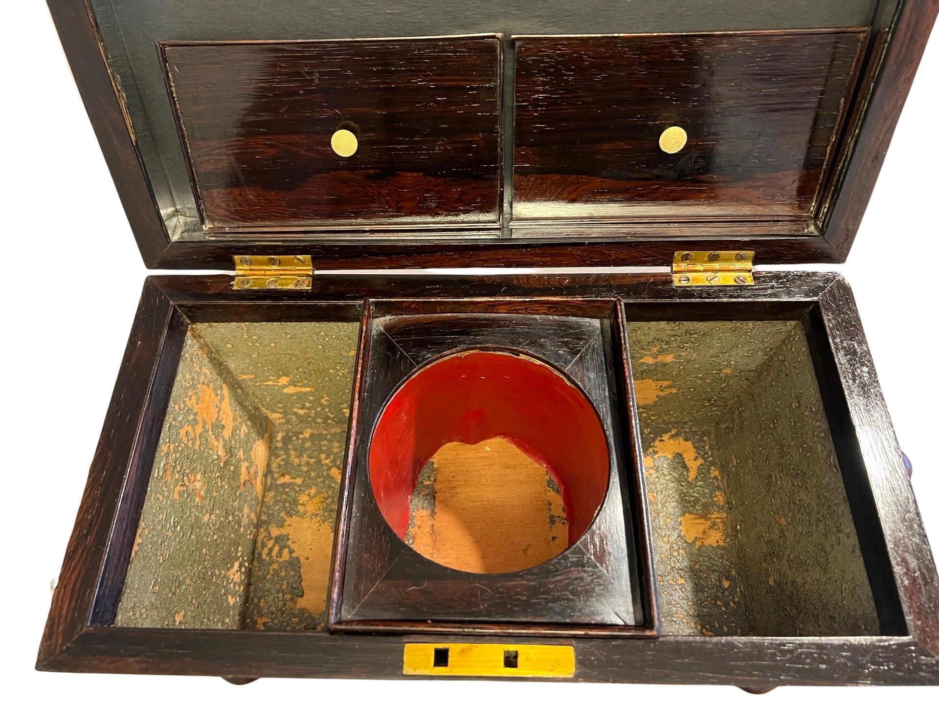 Cristal Grande boîte à thé anglaise en acajou du 19ème siècle en forme de sarcophage   en vente
