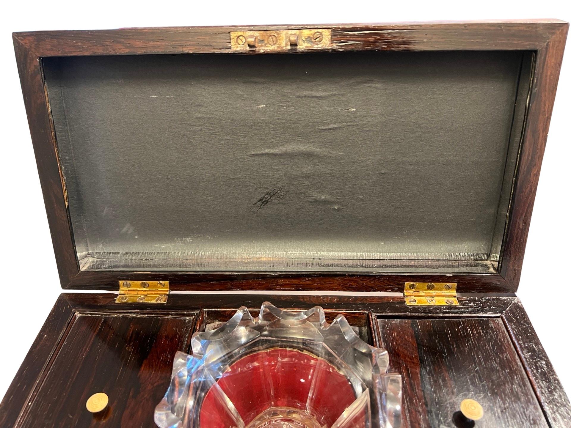 Grande boîte à thé anglaise en acajou du 19ème siècle en forme de sarcophage   en vente 1