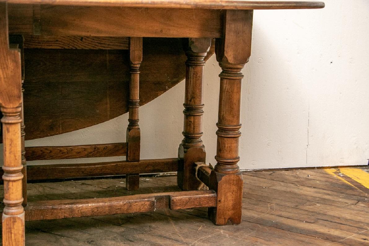 Large 19th Century English Oak Drop-Leaf Gate-Leg Dining Table In Good Condition In Bridgeport, CT