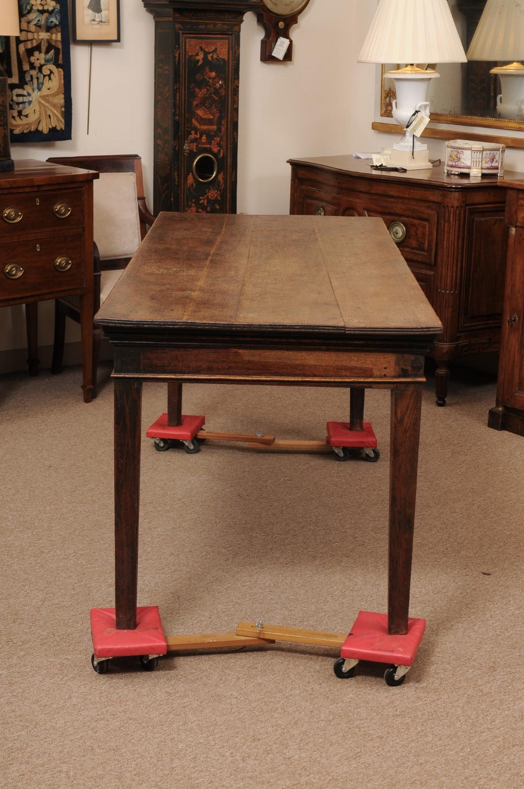 Großer englischer Eichenholztisch des 19. Jahrhunderts mit quadratischen, spitz zulaufenden Beinen ca. 1800 im Angebot 7
