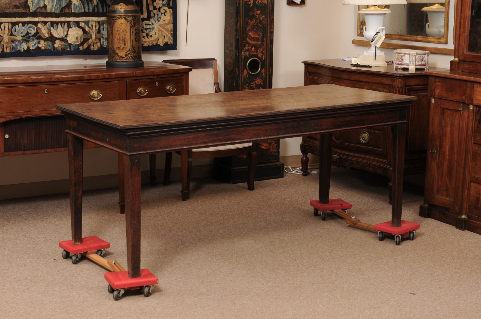 Großer englischer Eichenholztisch des 19. Jahrhunderts mit quadratischen, spitz zulaufenden Beinen ca. 1800 im Zustand „Relativ gut“ im Angebot in Atlanta, GA