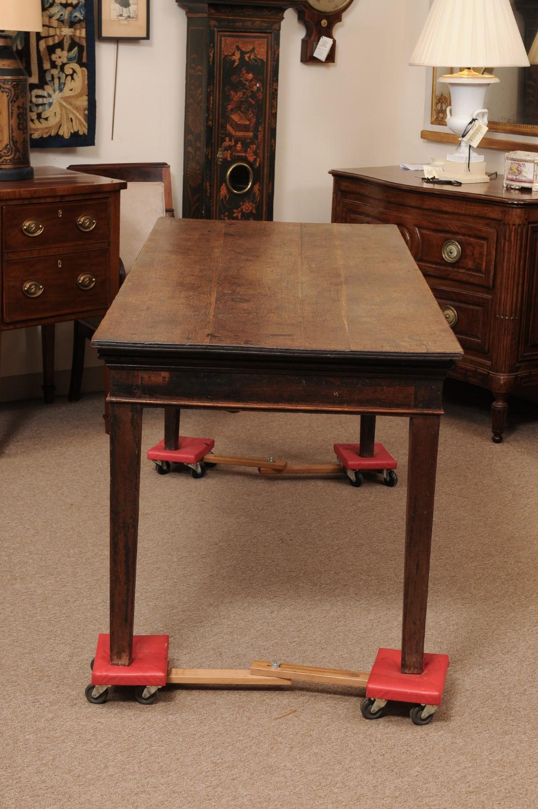 Großer englischer Eichenholztisch des 19. Jahrhunderts mit quadratischen, spitz zulaufenden Beinen ca. 1800 im Angebot 3