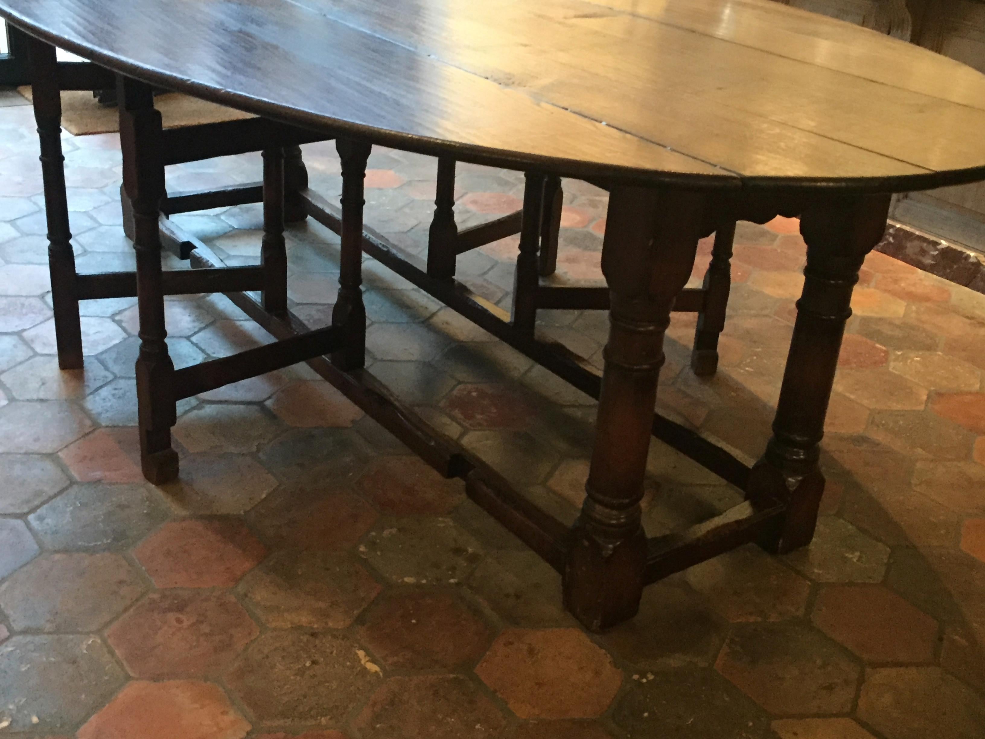Large 19th Century English Oak Gateleg Dining Table Seats Eight to Ten In Good Condition In Antwerp, BE