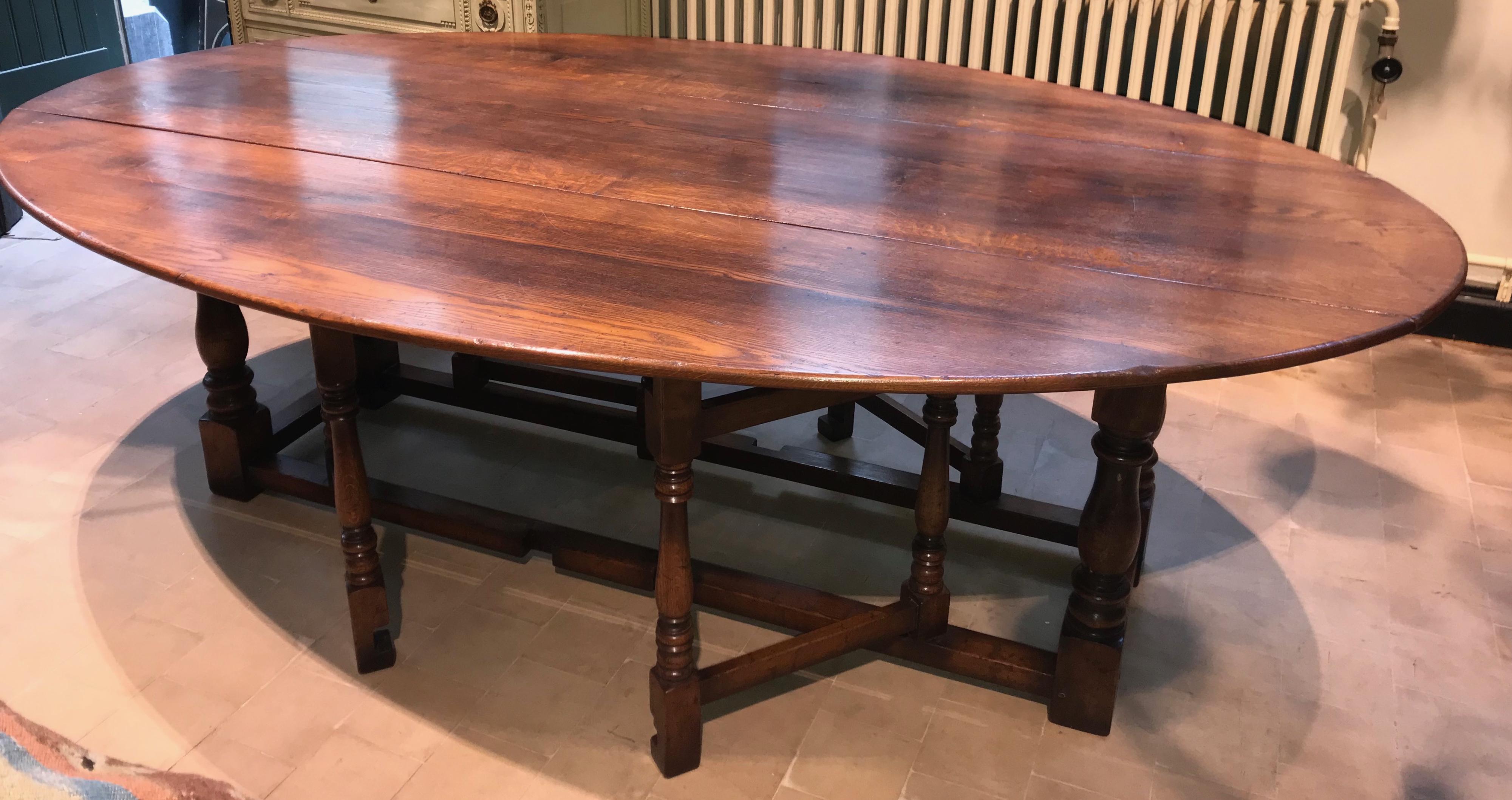 Large English Oak Gateleg Dining Table Seats Eight to Ten In Good Condition For Sale In Antwerp, BE