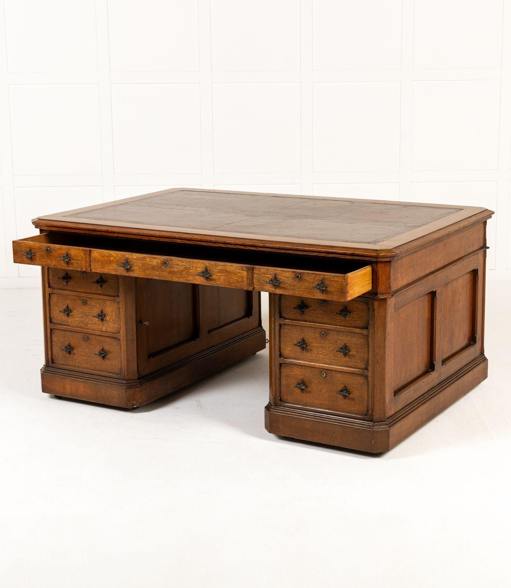 Inglese Grande scrivania inglese del XIX secolo in Oak in vendita