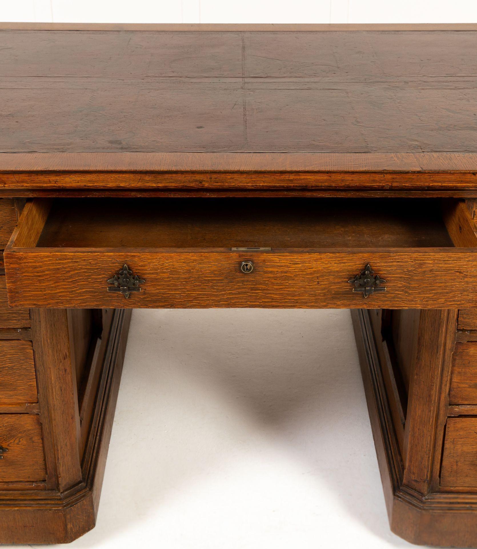 Grande scrivania inglese del XIX secolo in Oak in vendita 1