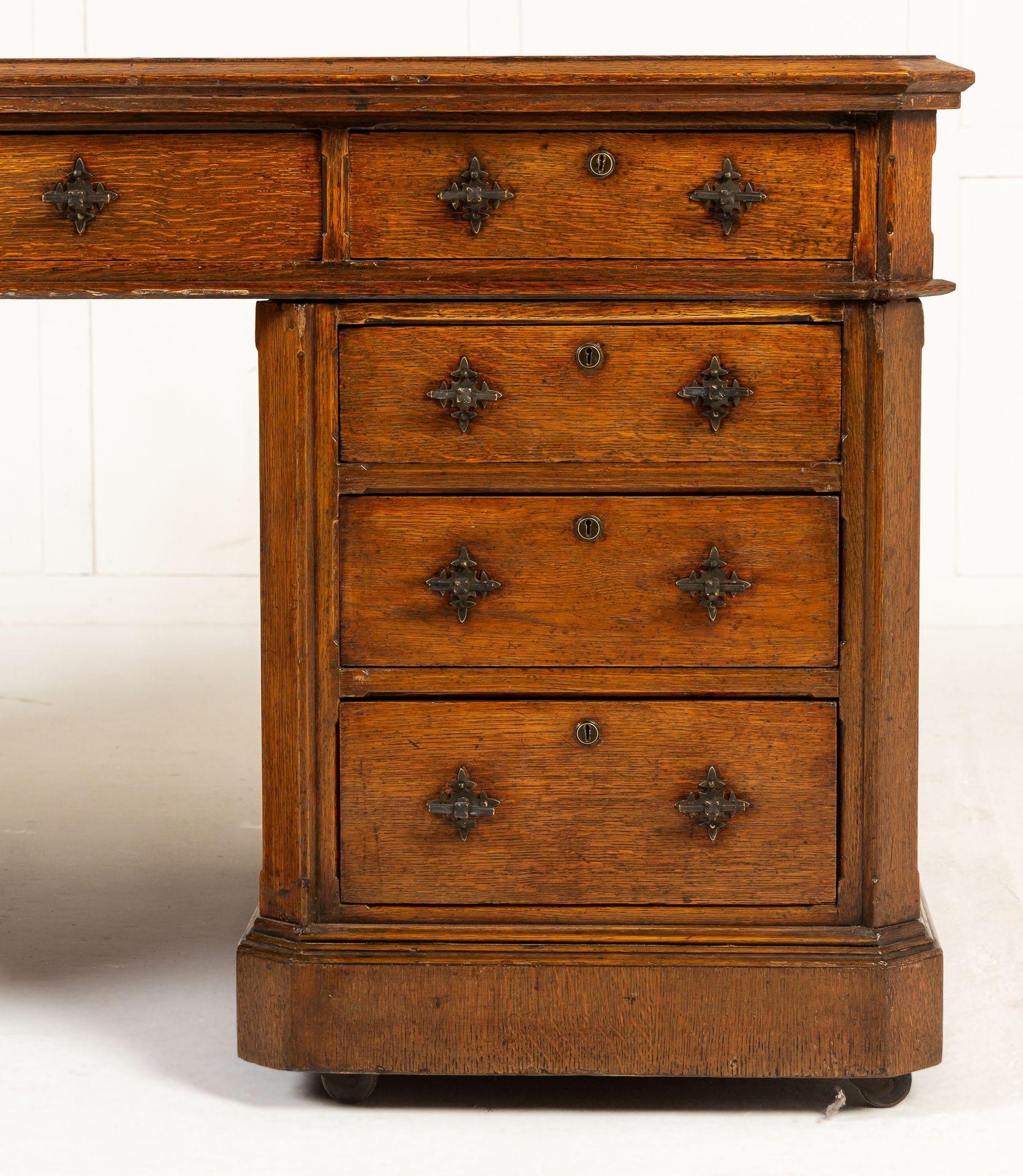 Grande scrivania inglese del XIX secolo in Oak in vendita 3