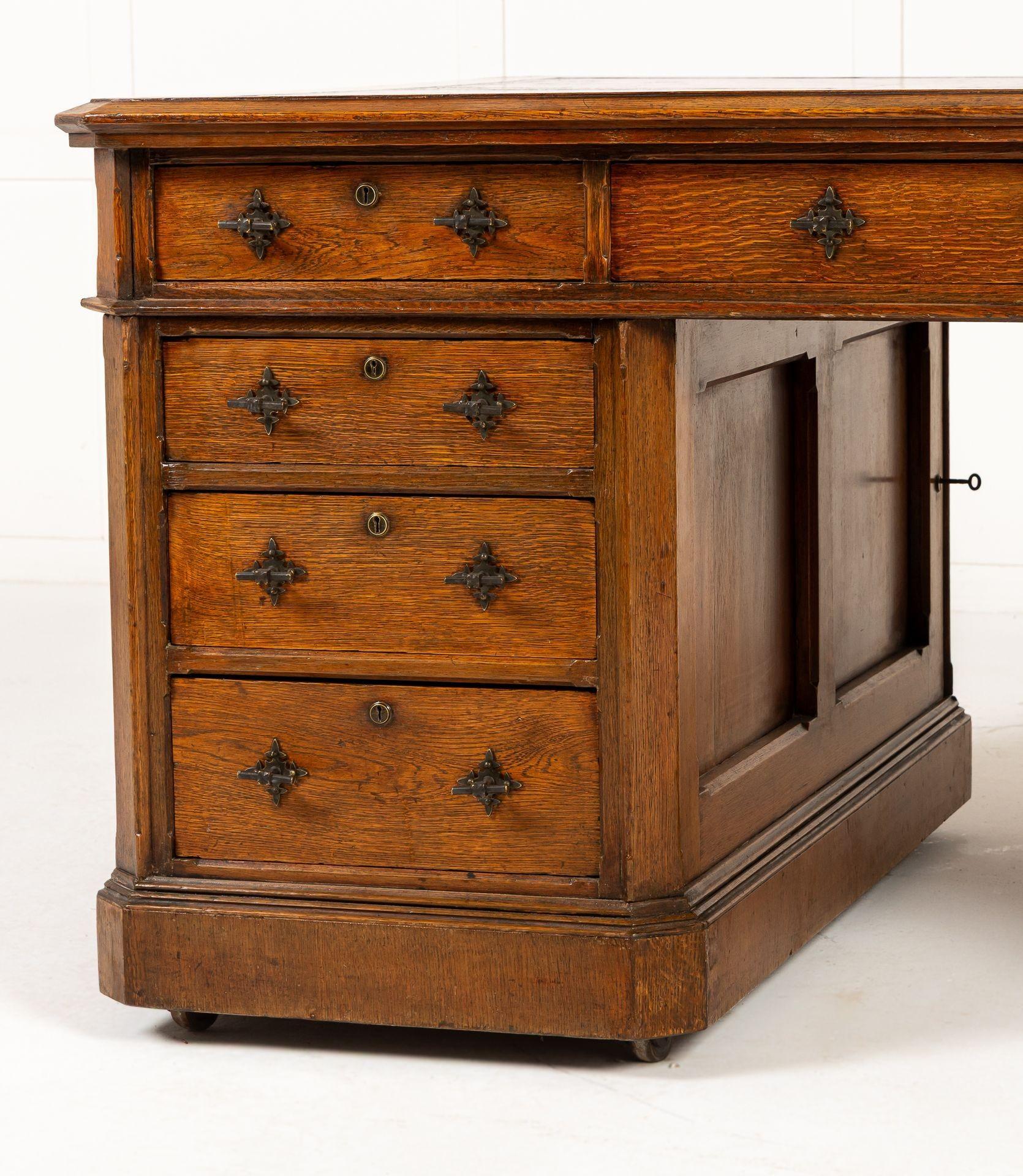 Grande scrivania inglese del XIX secolo in Oak in vendita 4