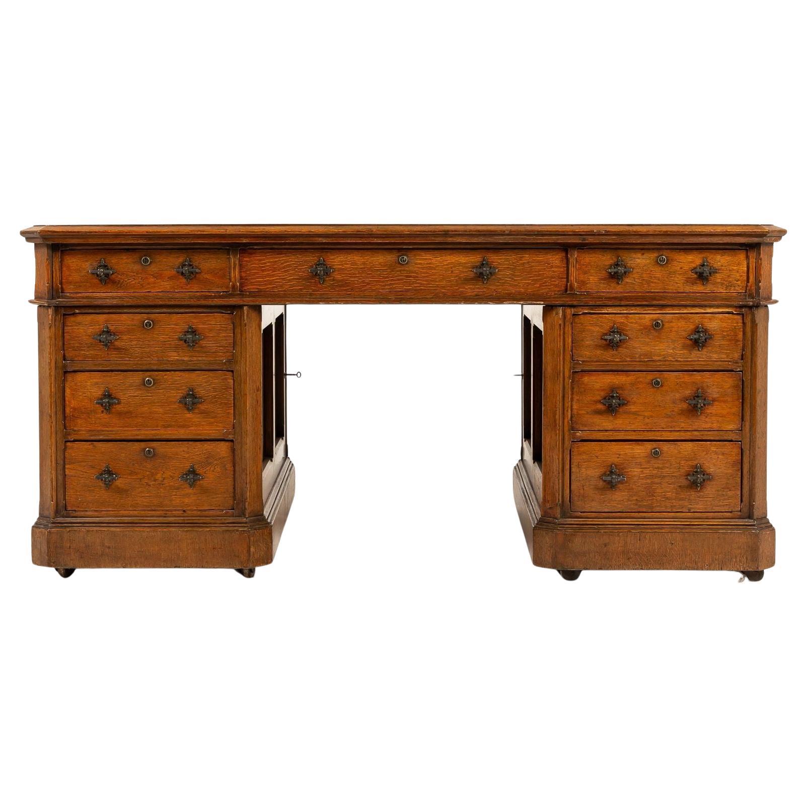 Grande scrivania inglese del XIX secolo in Oak in vendita
