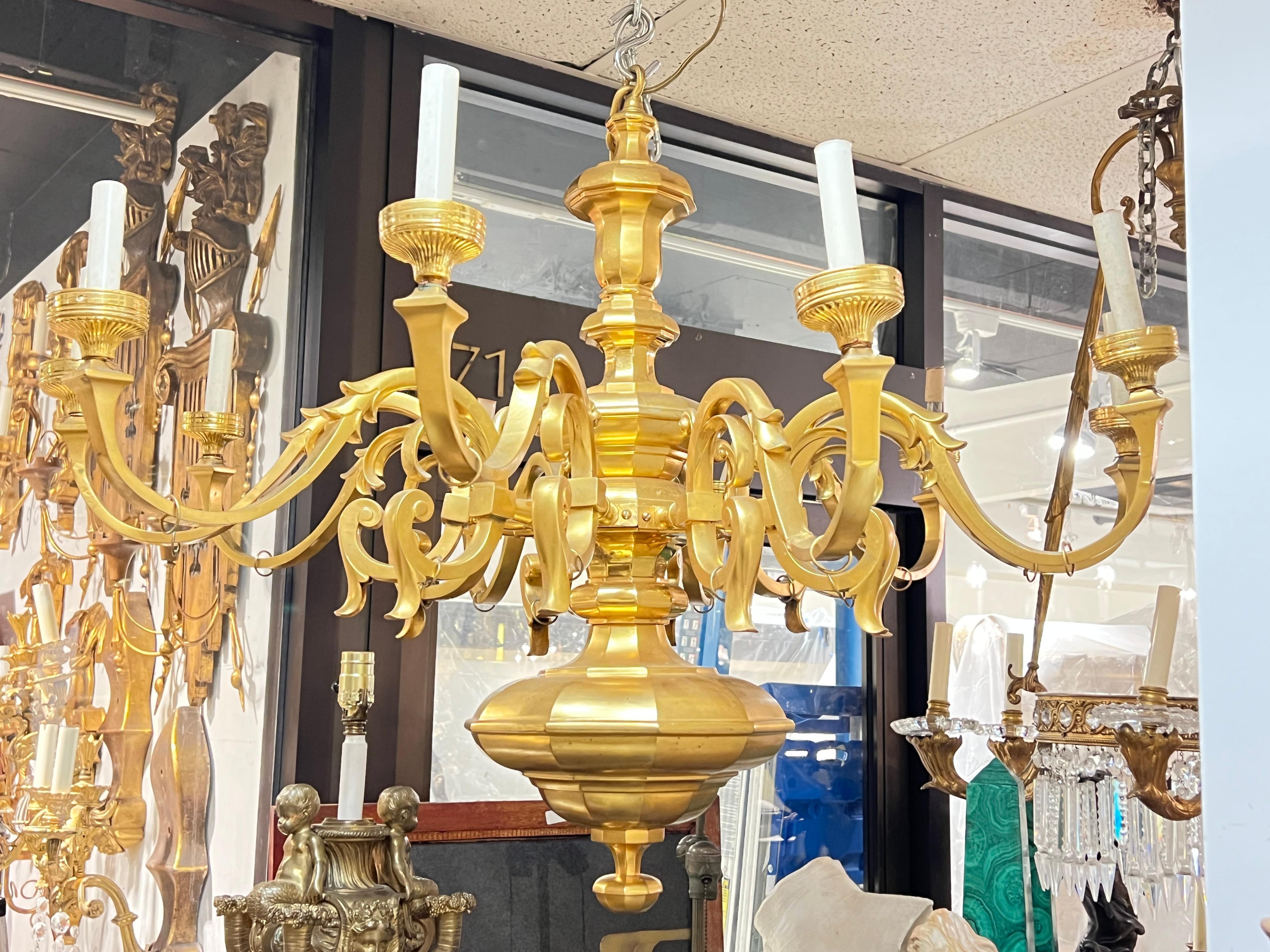 Très grand lustre ancien (fin du 19e siècle) en bronze doré de style Régence anglaise, avec 10 bras de bougies électrifiées, mesurant 36 pouces de diamètre et 30 pouces de hauteur.  Avec douilles de taille candélabre, couvercles de bougies et