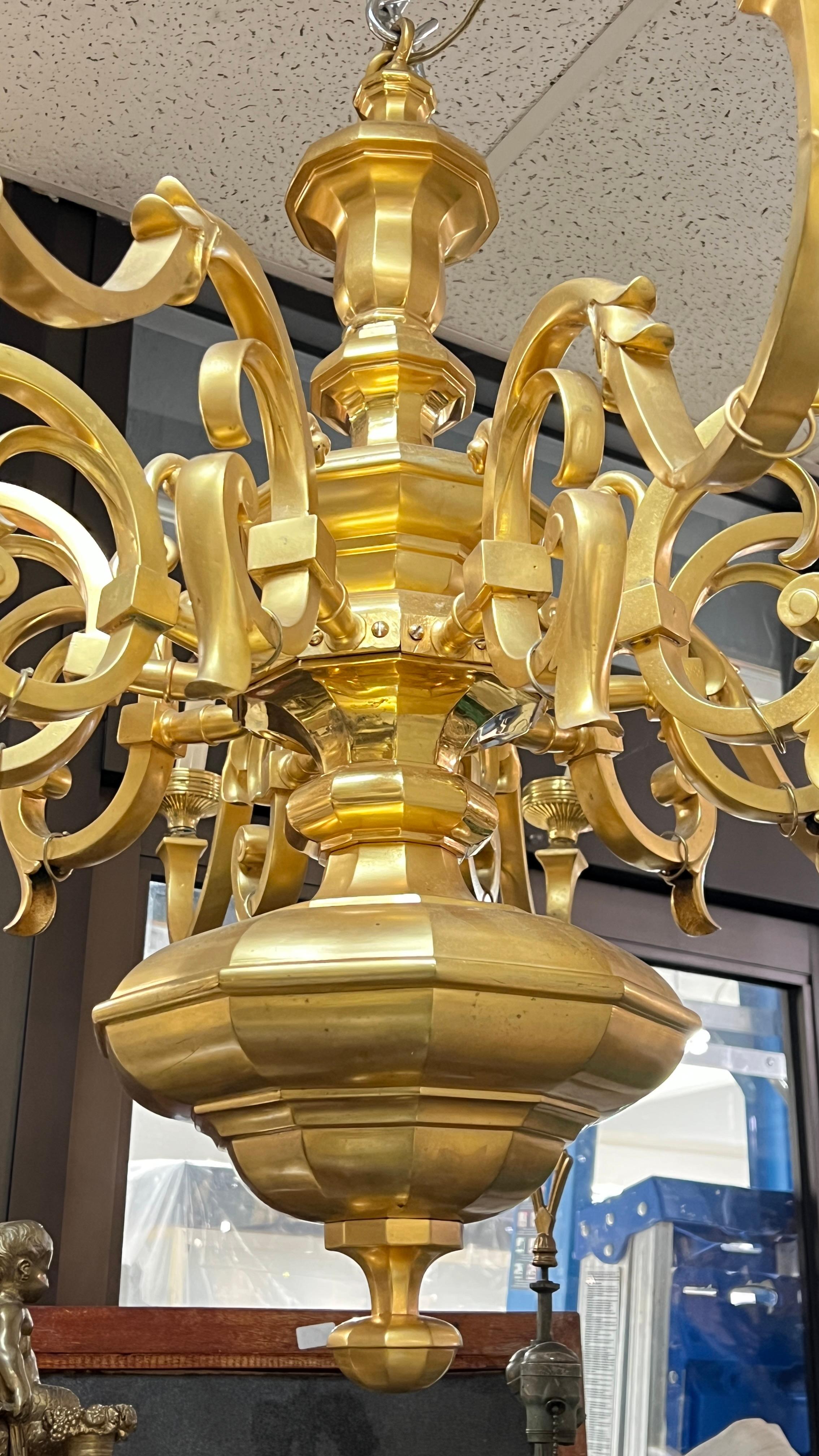 Néo-Régence Grand lustre à 10 lumières de style Régence anglaise du 19ème siècle en bronze doré en vente