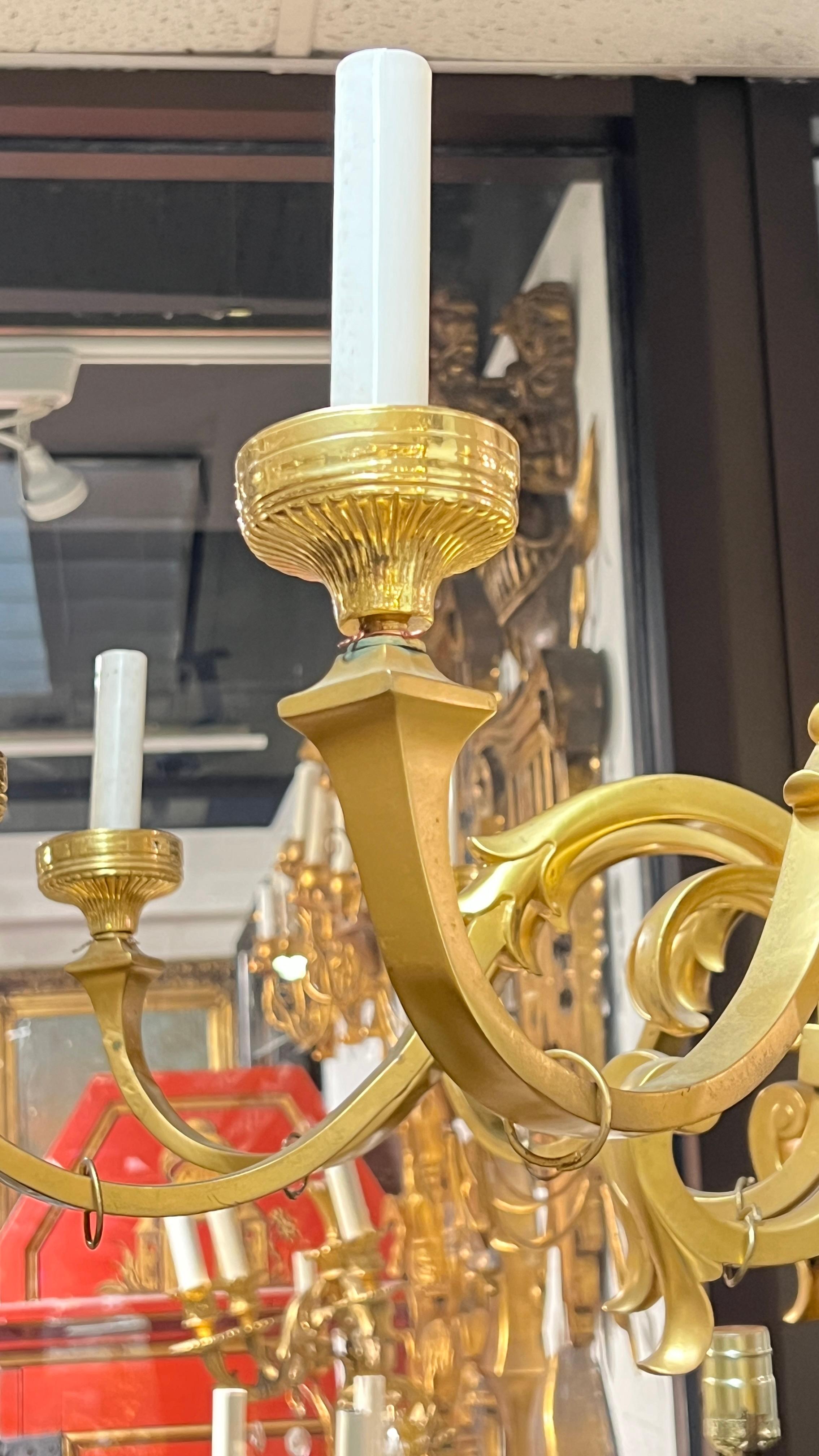 Français Grand lustre à 10 lumières de style Régence anglaise du 19ème siècle en bronze doré en vente