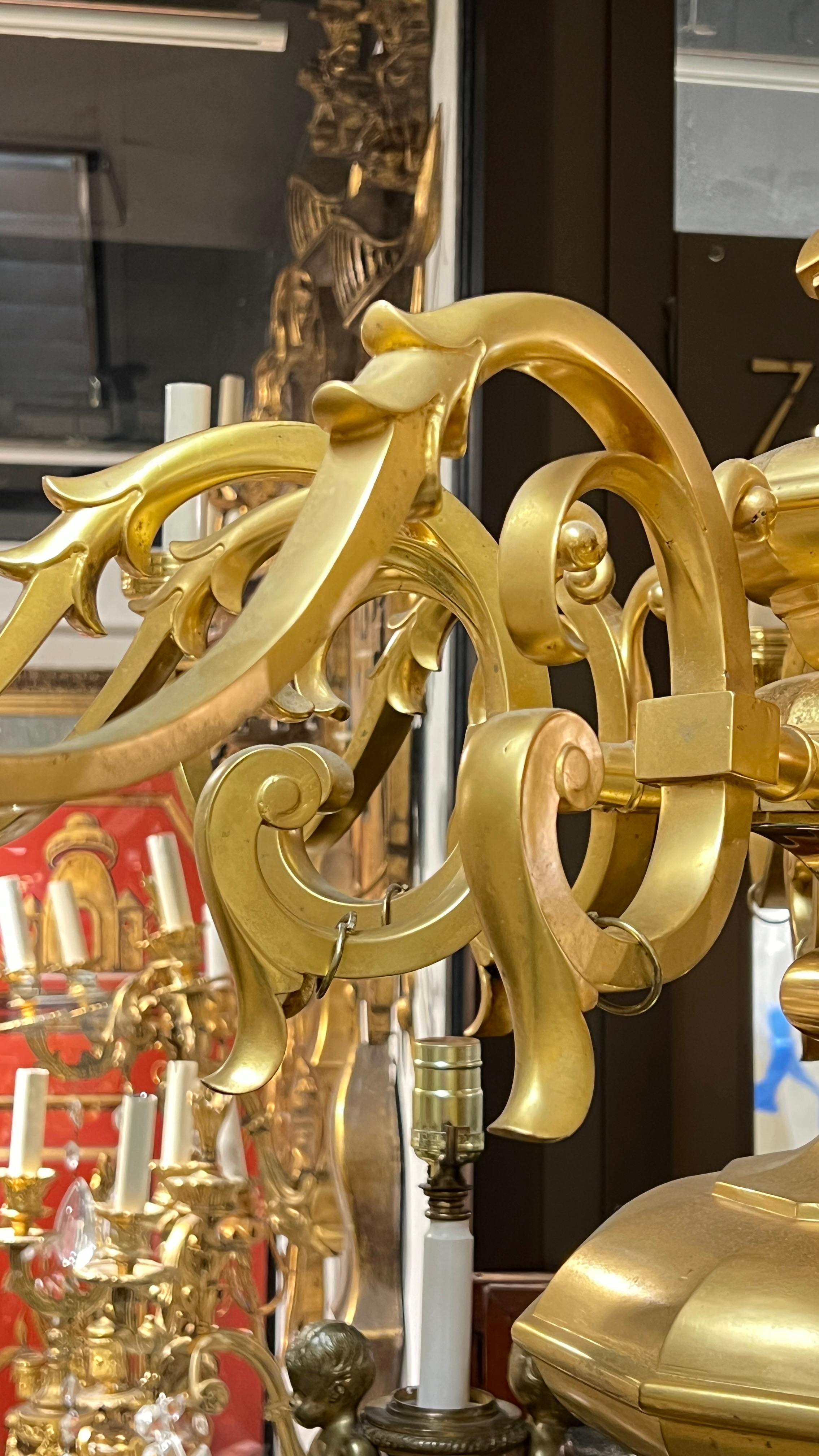 Grand lustre à 10 lumières de style Régence anglaise du 19ème siècle en bronze doré Bon état - En vente à New York, NY