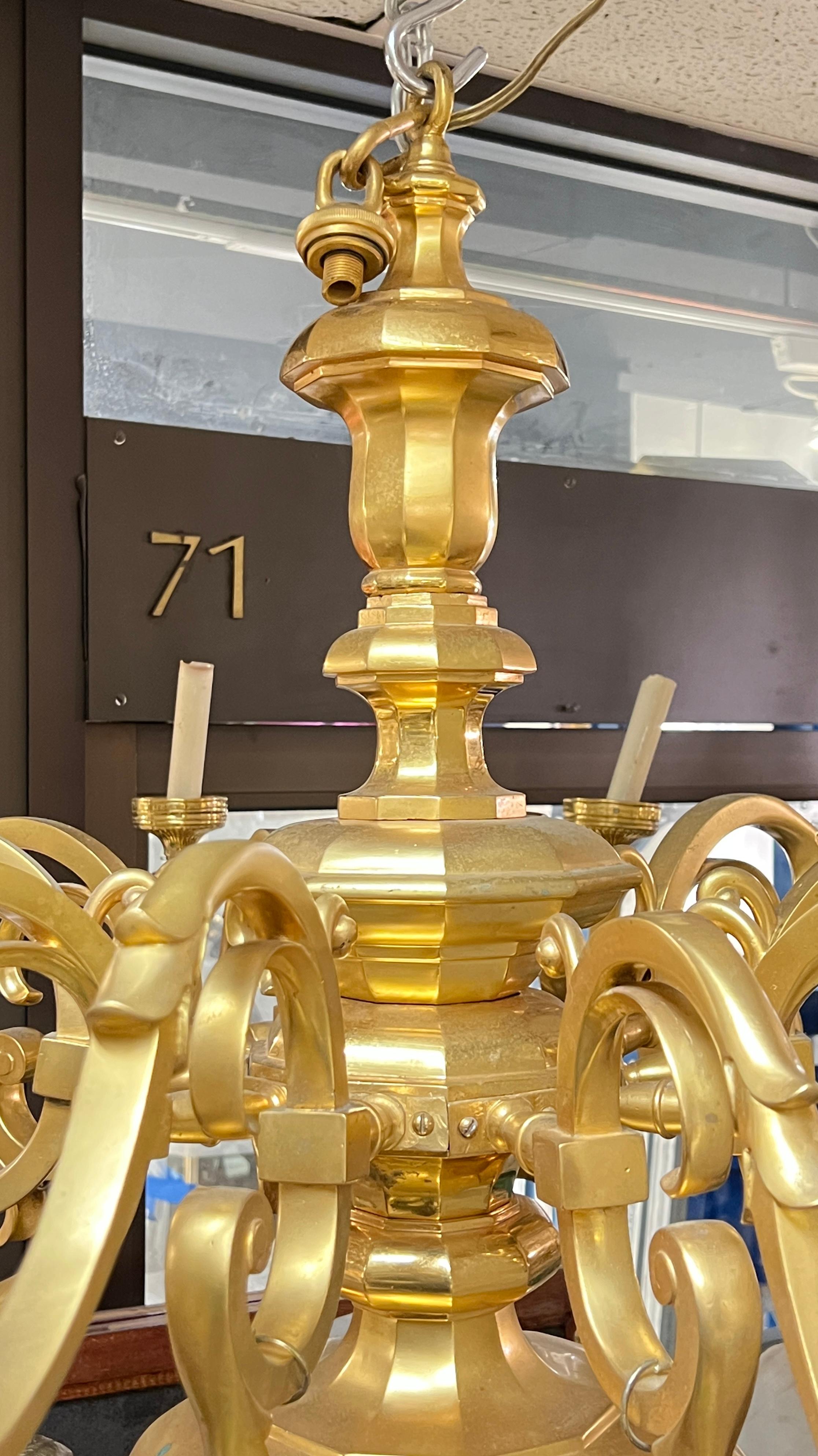 Bronze Grand lustre à 10 lumières de style Régence anglaise du 19ème siècle en bronze doré en vente