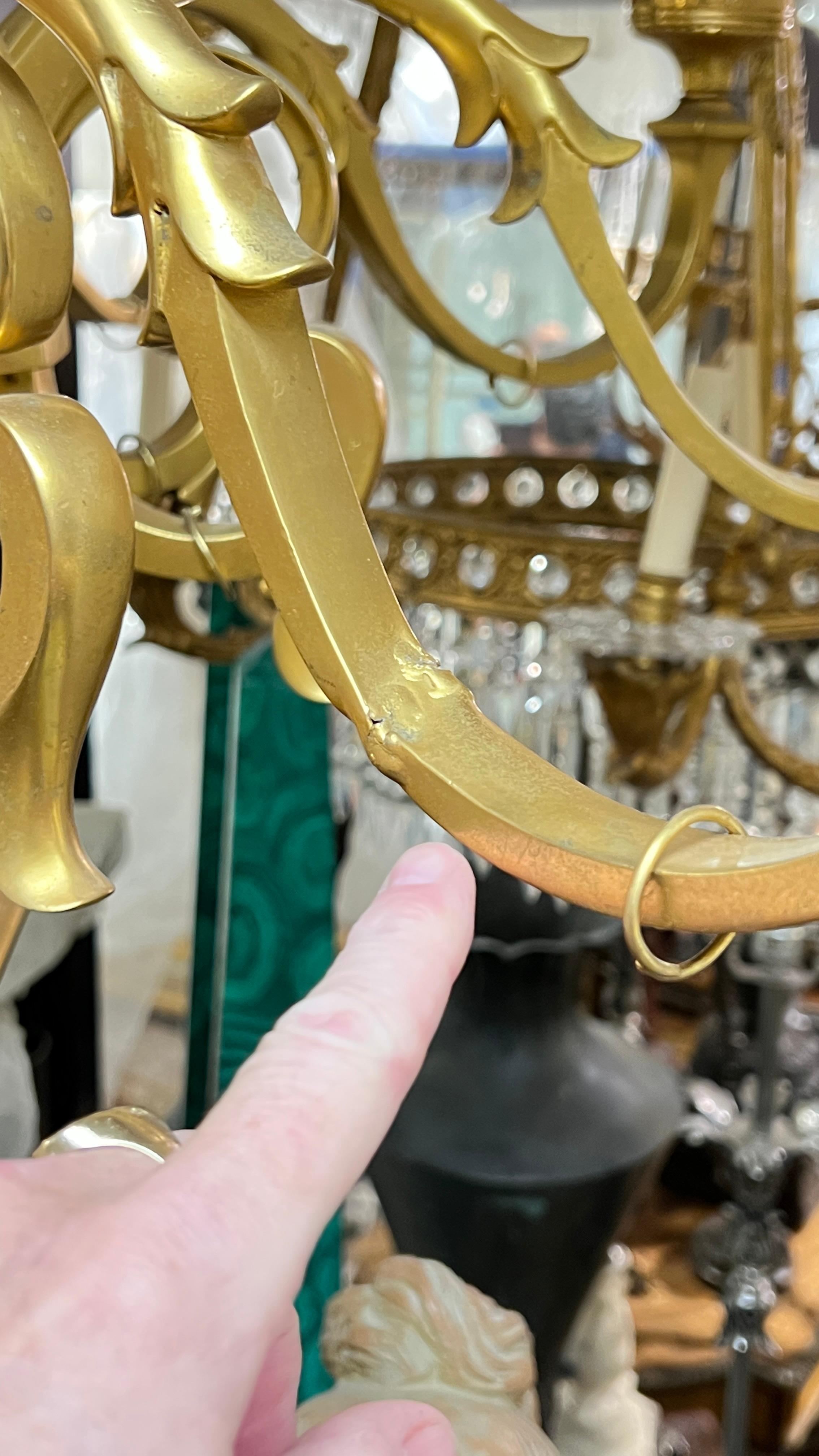 Grand lustre à 10 lumières de style Régence anglaise du 19ème siècle en bronze doré en vente 1