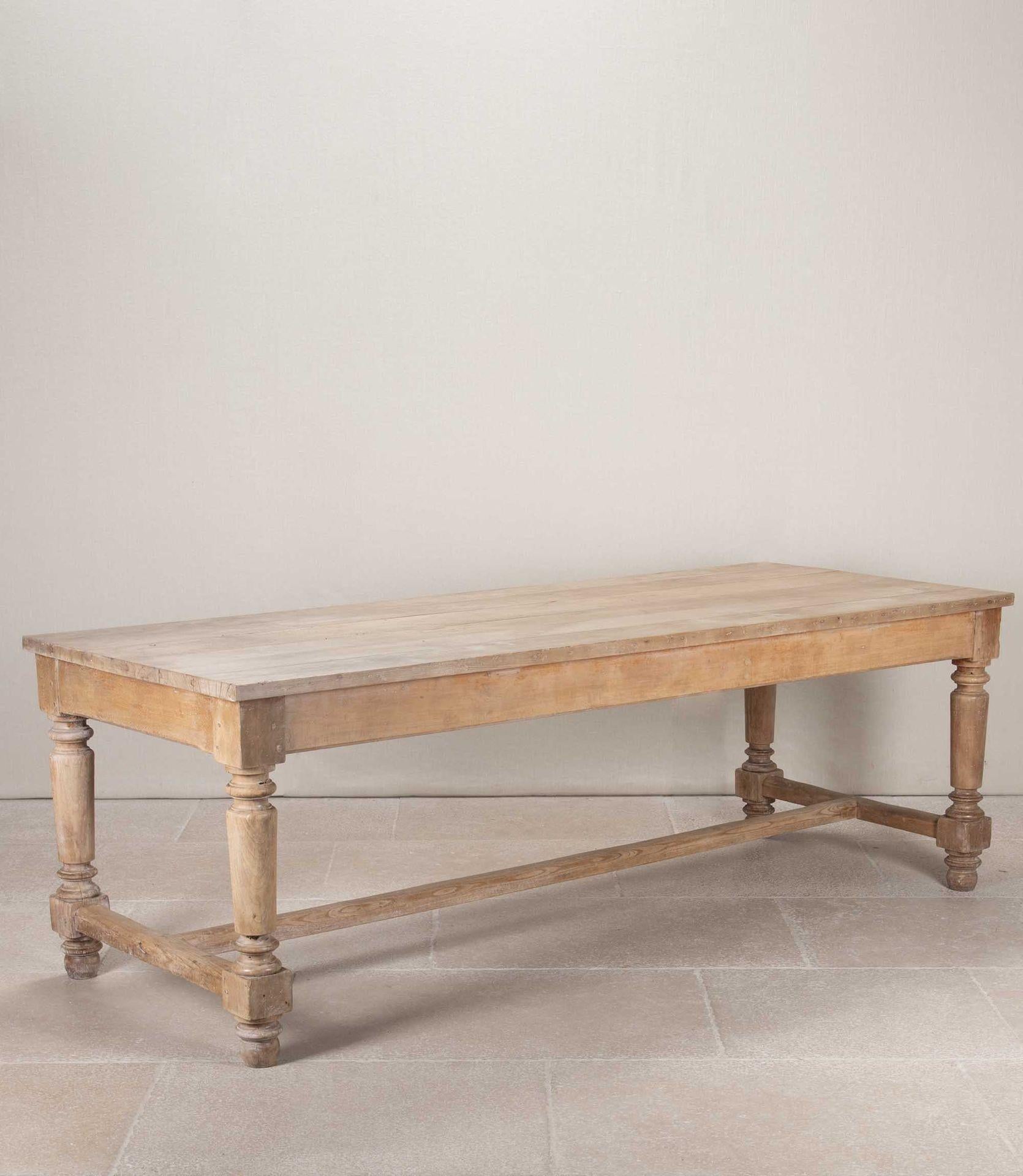 Grande table de cuisine de ferme anglaise de la fin du 19e siècle à plateau en hêtre frotté. Pieds tournés classiques et base de réfectoire en H.