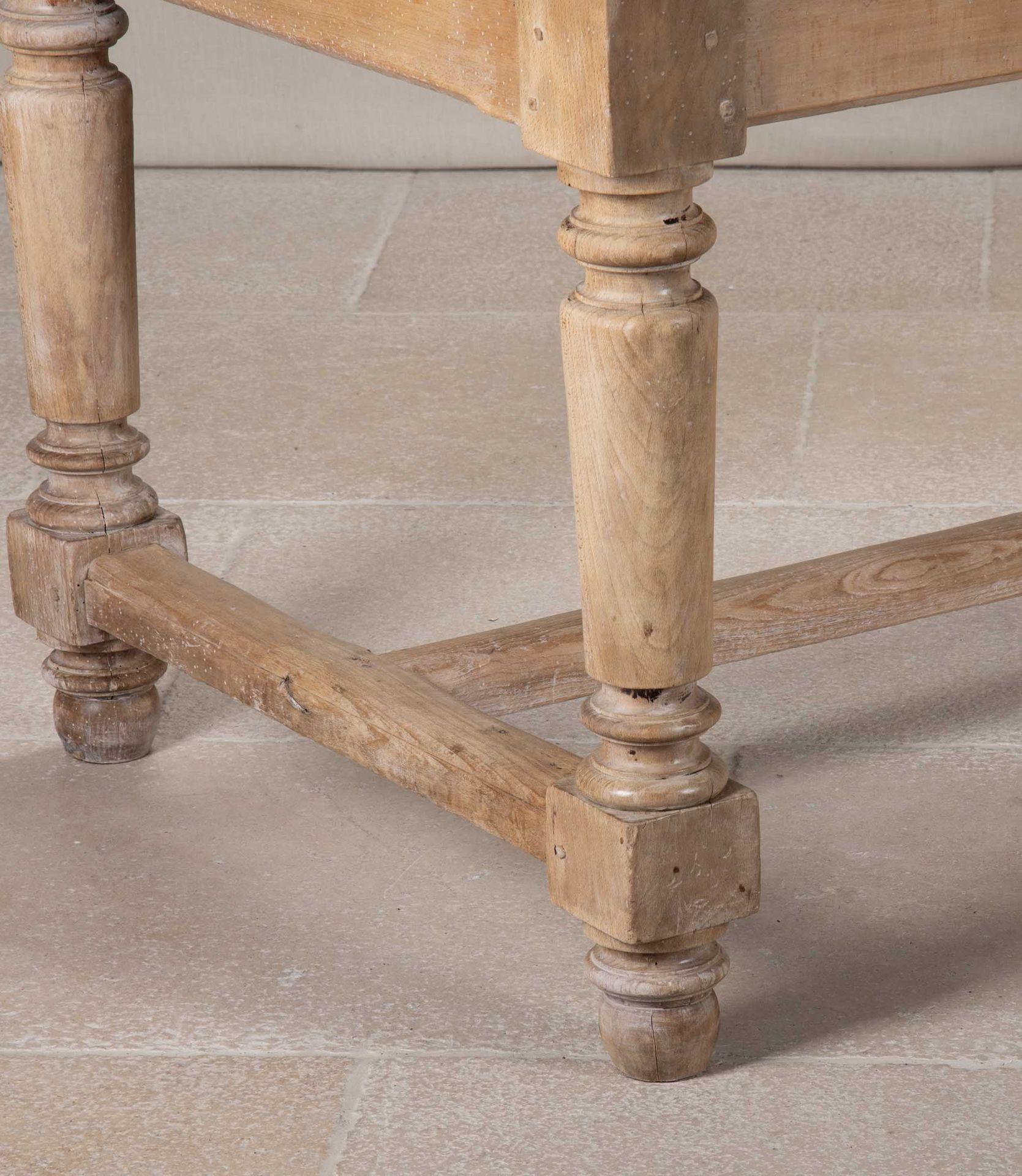 Grande table de réfectoire en hêtre frotté anglais du XIXe siècle en vente 3