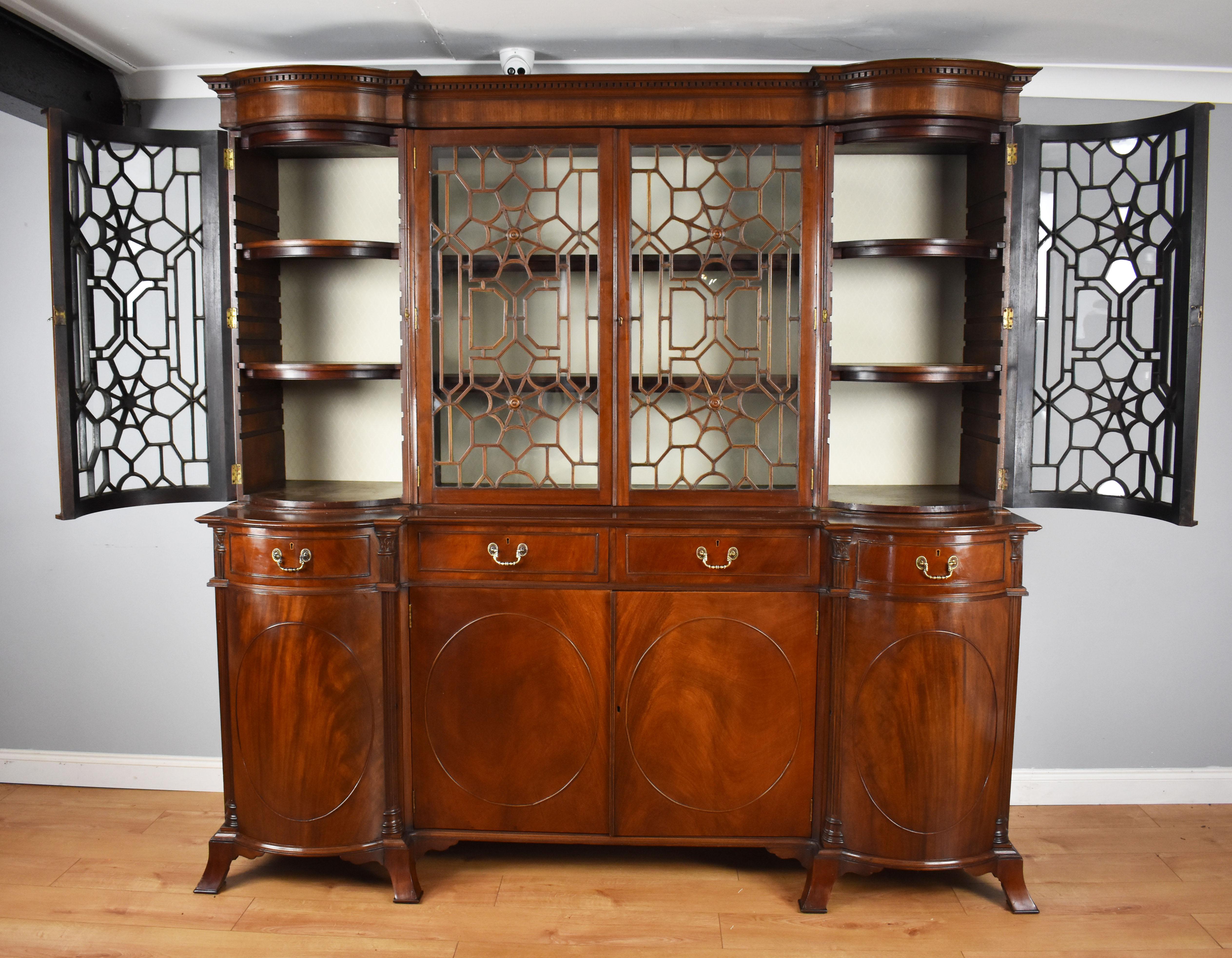 Large 19th Century English Victorian Mahogany Inverted Breakfront Bookcase In Good Condition In Chelmsford, Essex