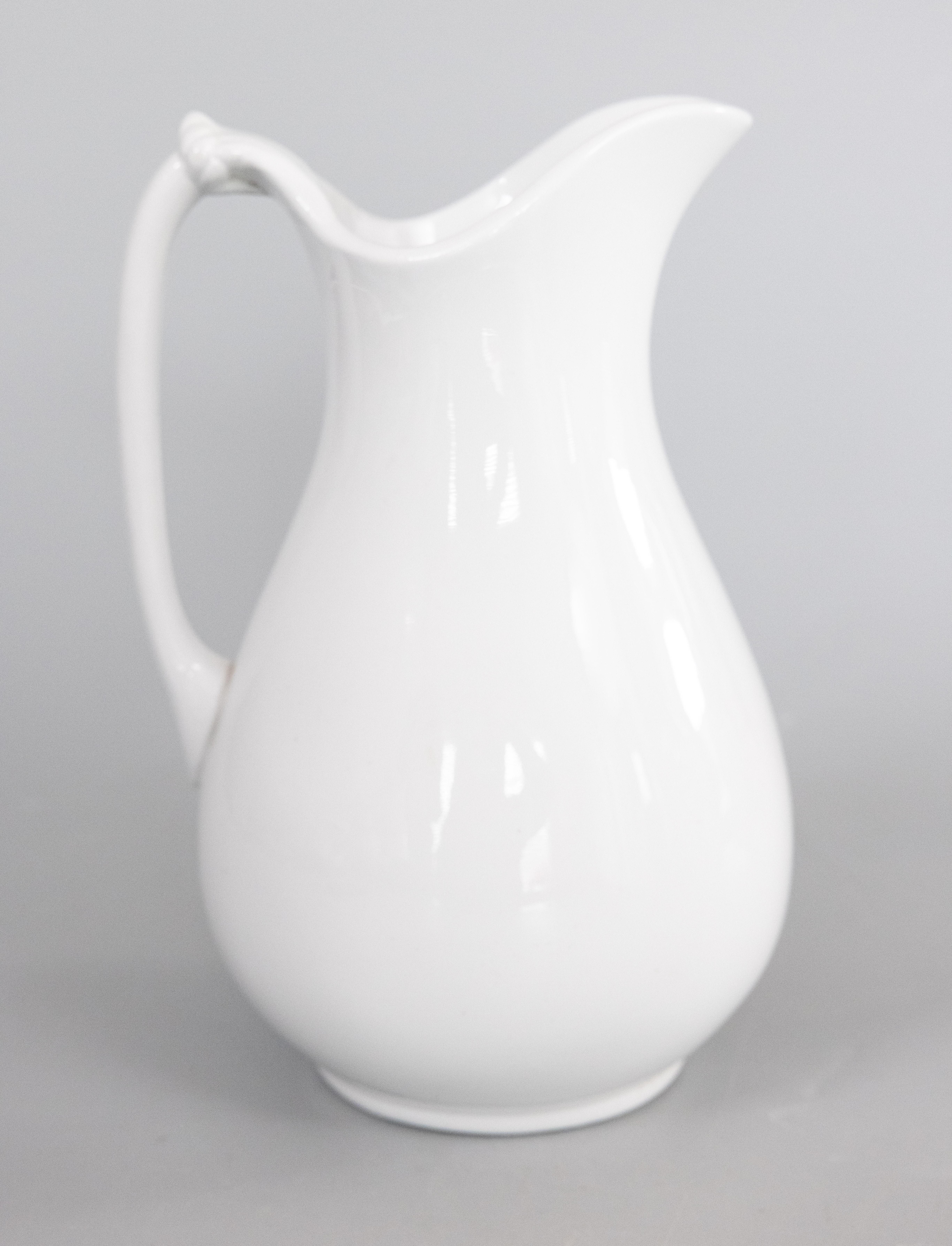 Ein schöner antiker englischer Krug aus weißem Eisenstein von J. & G. Meakin, um 1890. Herstellermarke auf dem Sockel. Es ist eine schöne große Größe messen 12,25 Zoll hoch. Dieser klassische und zeitlose Krug hat eine wunderbare einfache Form mit