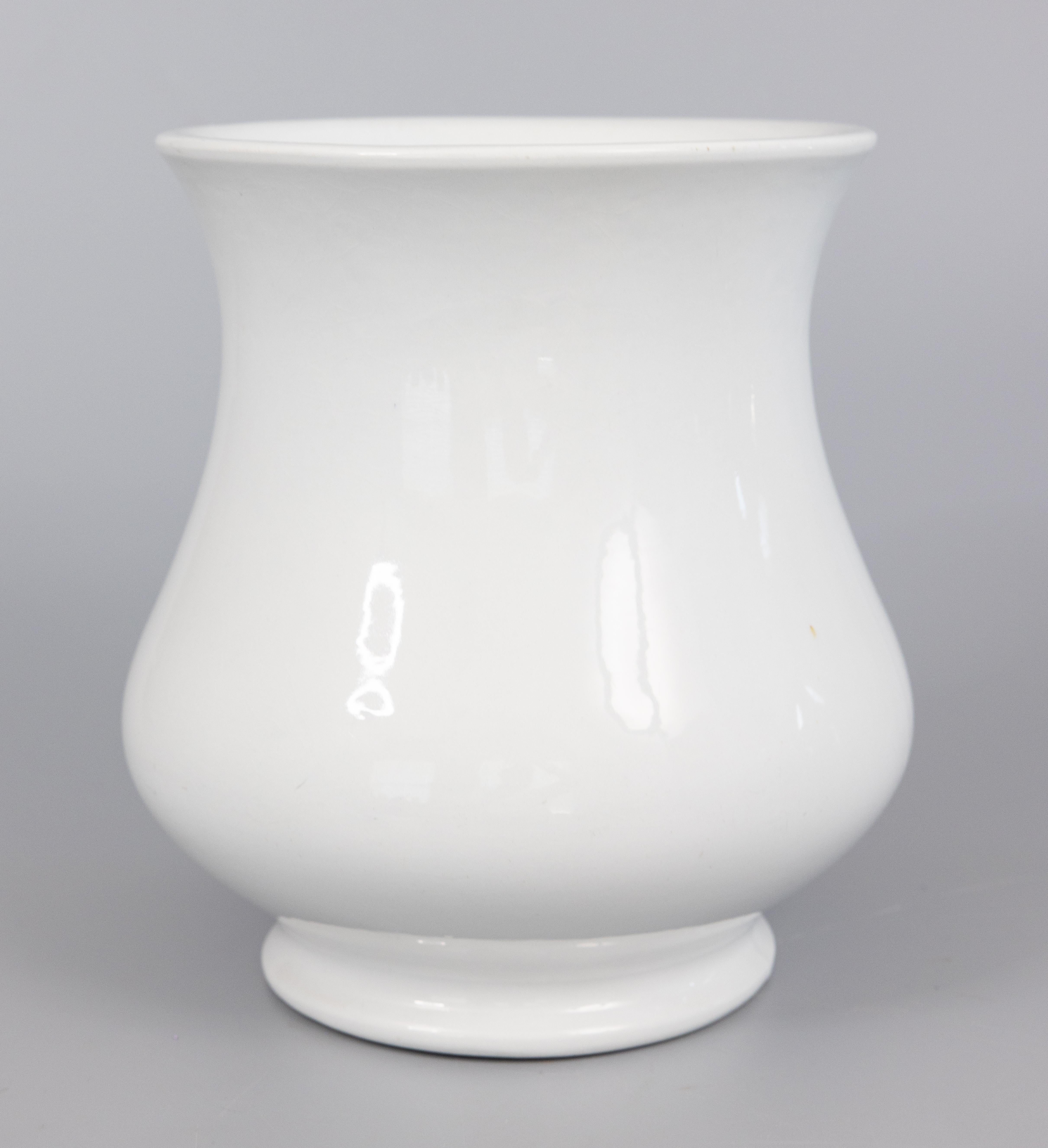 A large beautiful antique English white ironstone vase or planter by Alfred Meakin, circa 1897. Maker's mark on reverse. This fine jardiniere is a nice large size and heavy, weighing over 7 lbs. It has a lovely shape with simple clean lines, perfect