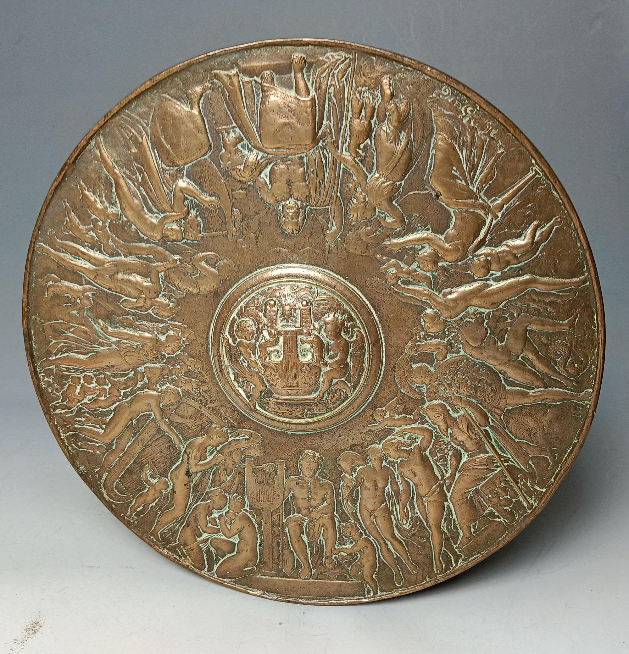 Gran cargador europeo de bronce del siglo XIX de estilo clásico  
Finamente decorada con escenas griegas y románicas, 
de figuras en diversas actividades. 
32 cm de diámetro.
Bonita pátina envejecida 
Muy buen estado,
Periodo Siglo XIX Probablemente