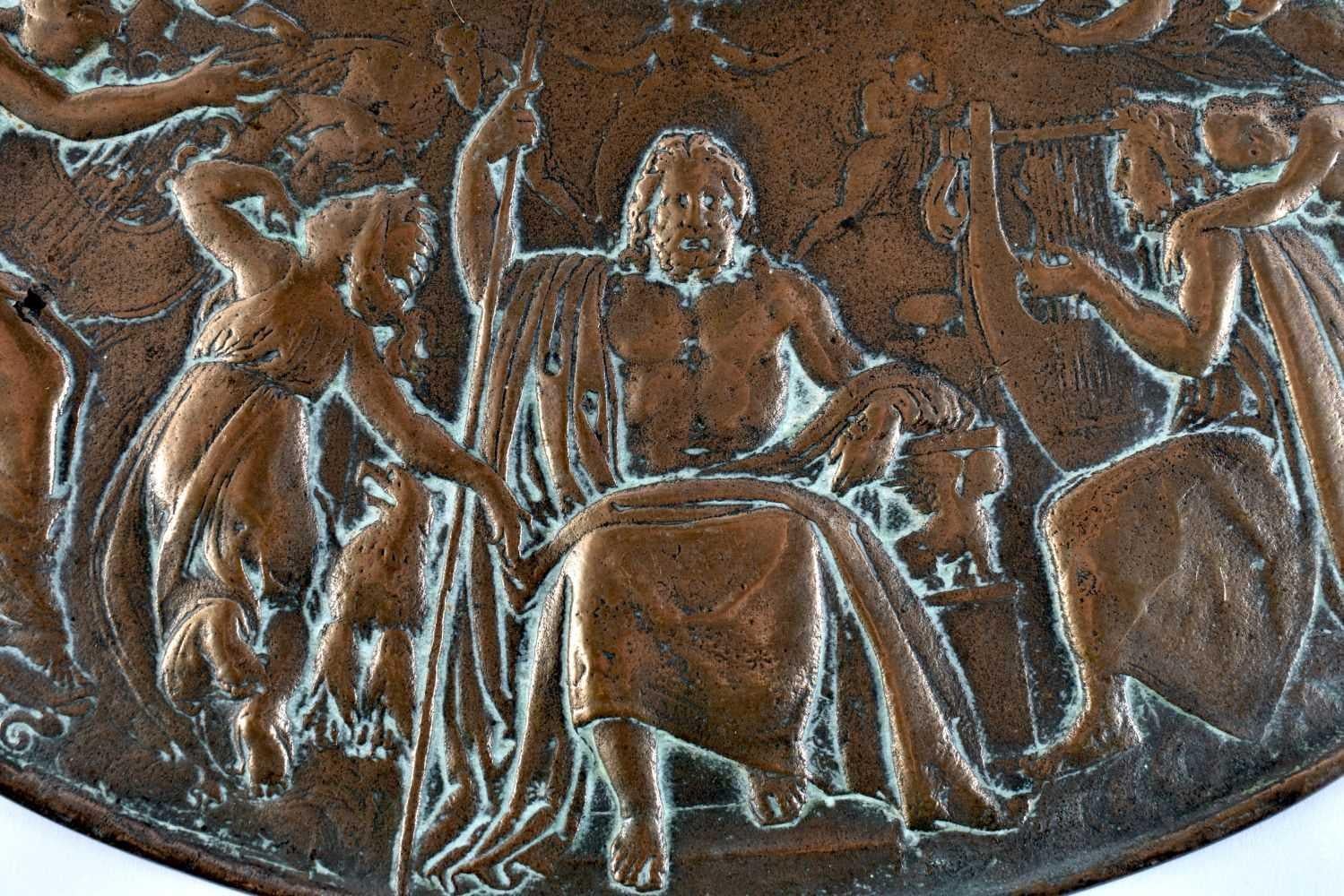 Gran escudo clásico europeo de bronce del siglo XIX Decoración interior de cargador Martillado en venta