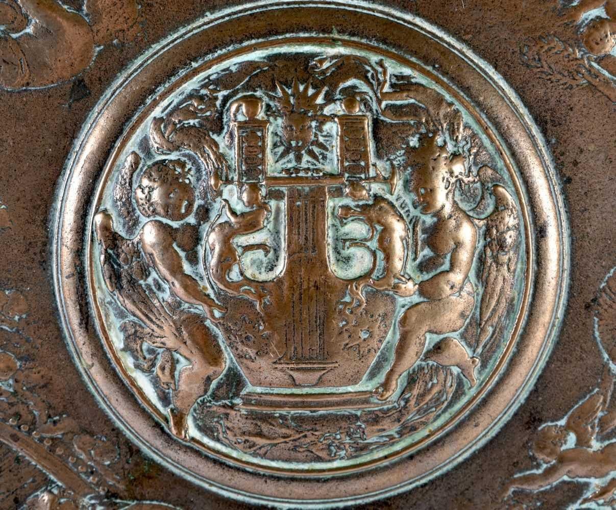 Gran escudo clásico europeo de bronce del siglo XIX Decoración interior de cargador en Desgastado estado para la venta en London, GB
