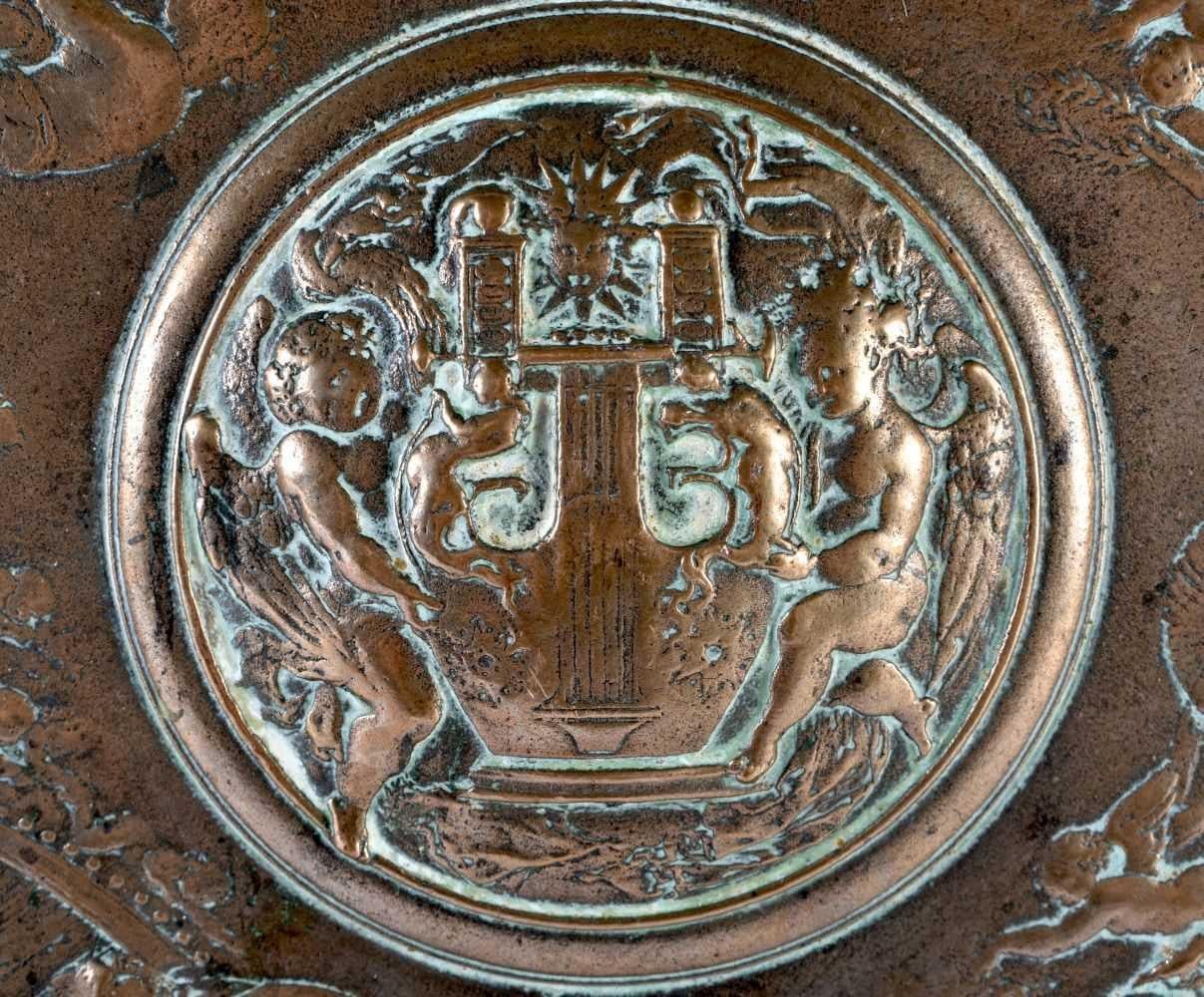 Große 19. Jahrhundert Europäische Bronze klassischen Schild Charger Innendekoration im Zustand „Starke Gebrauchsspuren“ im Angebot in London, GB