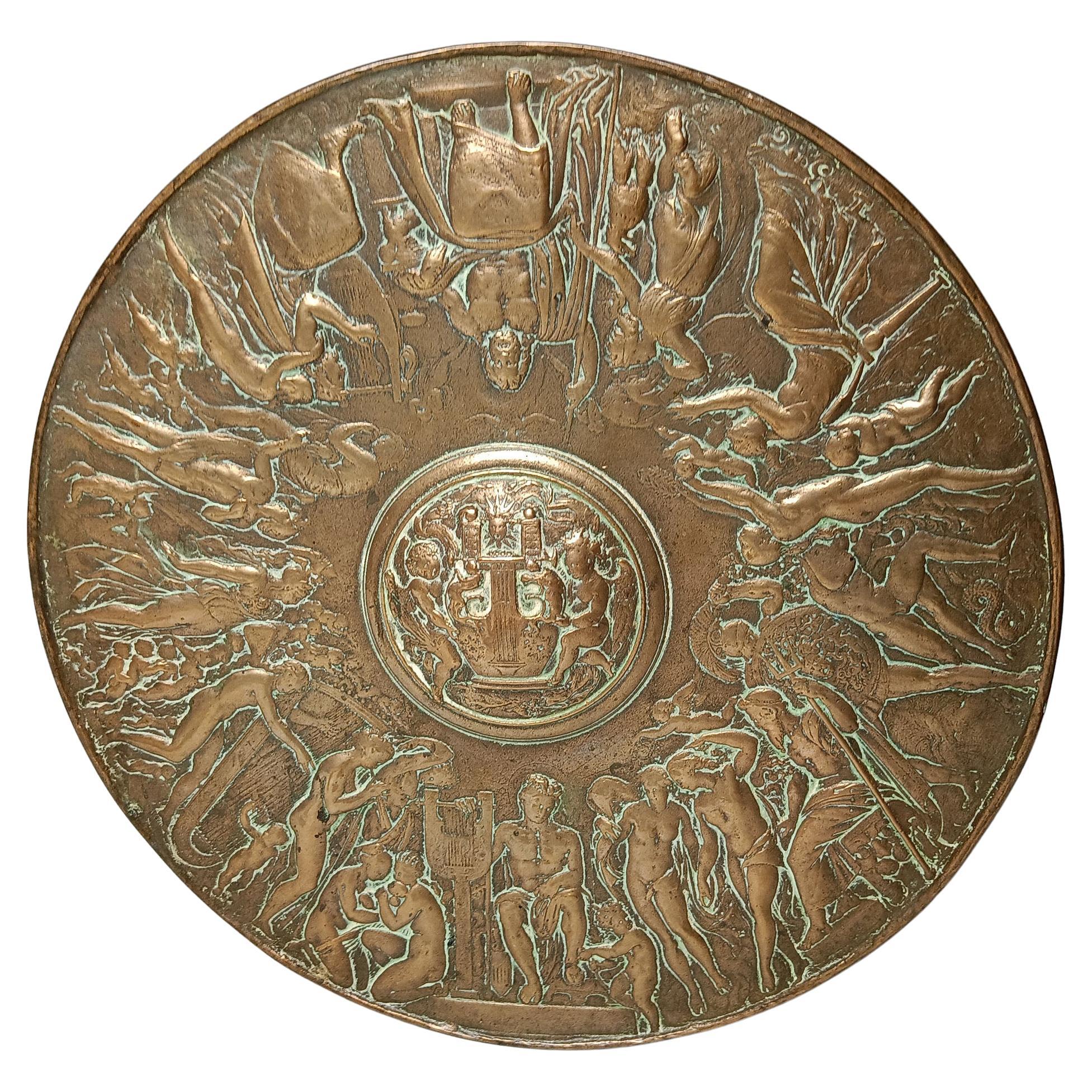 Gran escudo clásico europeo de bronce del siglo XIX Decoración interior de cargador en venta