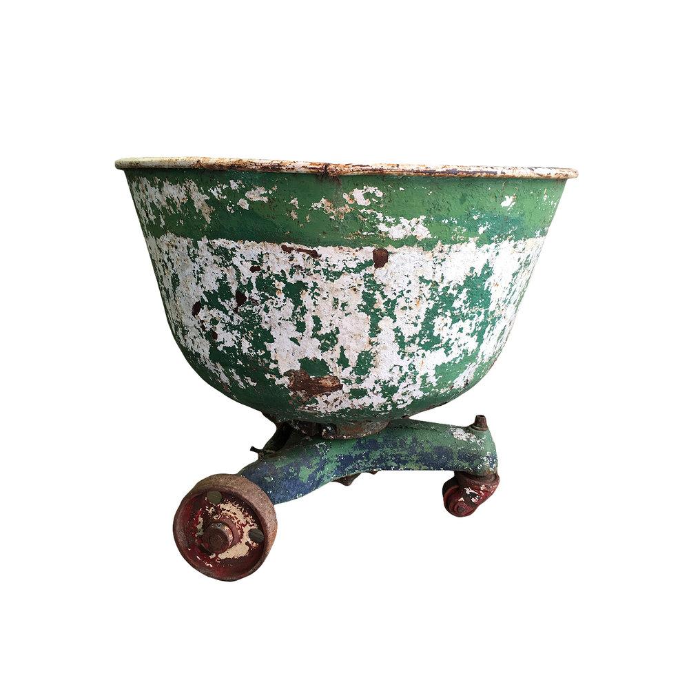 Questa straordinaria ciotola da fonderia europea del XIX secolo presenta una vernice verde consumata e una patina ricca di agenti atmosferici. Con un diametro di 43 1/2