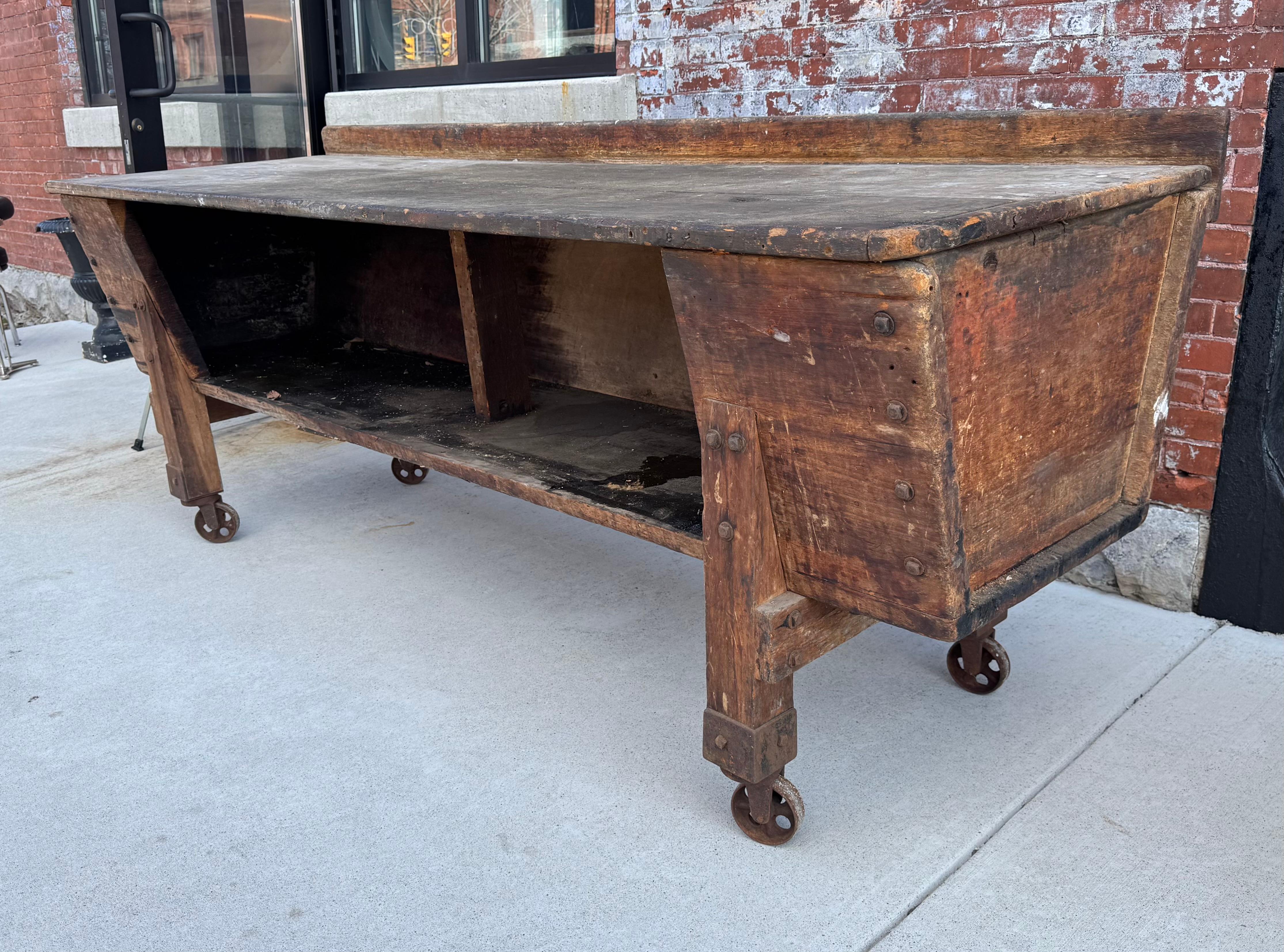 Grand établi de ferme du 19ème siècle / îlot de cuisine, roues en fonte en vente 2