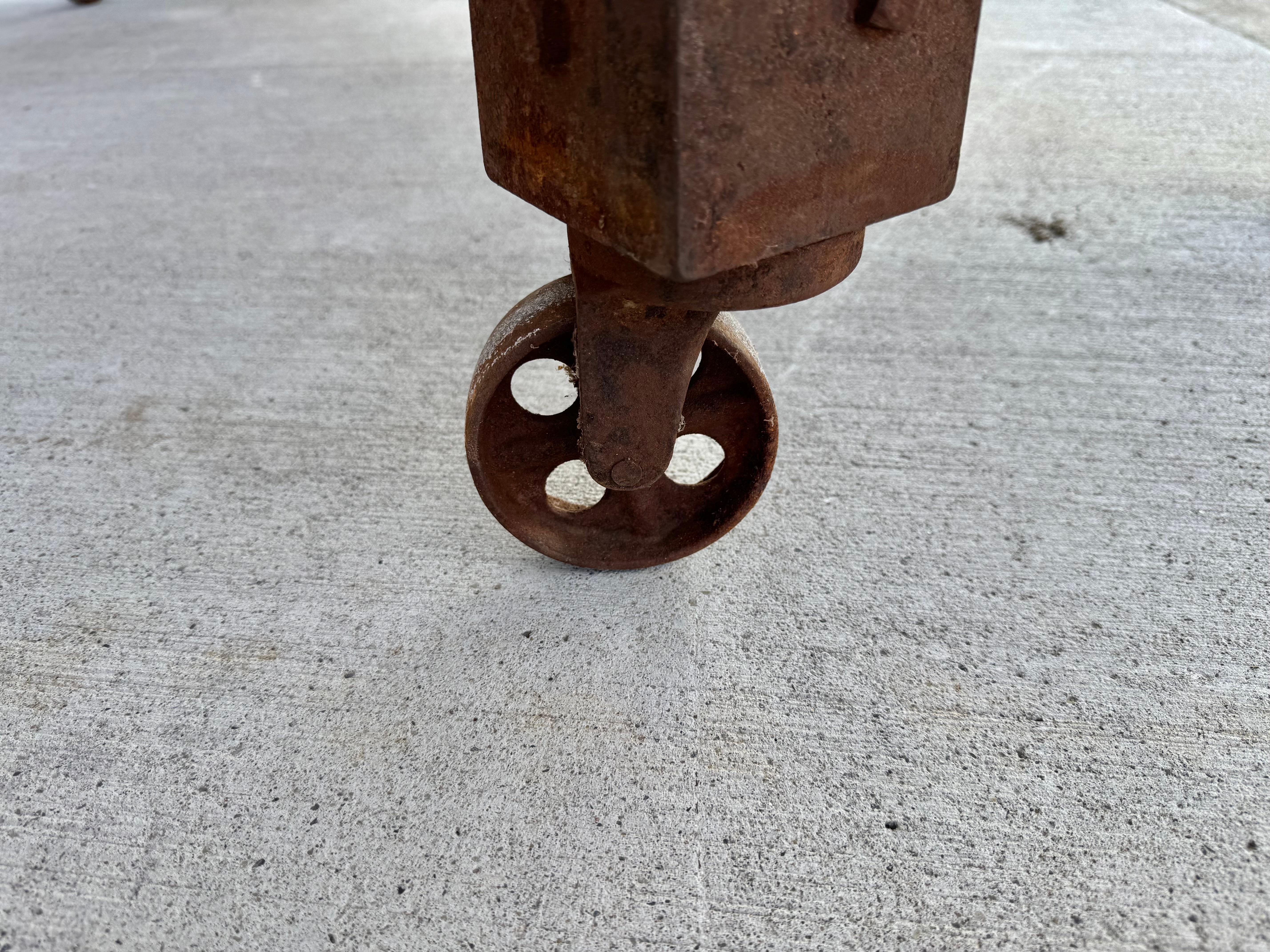 American Craftsman Grand établi de ferme du 19ème siècle / îlot de cuisine, roues en fonte en vente