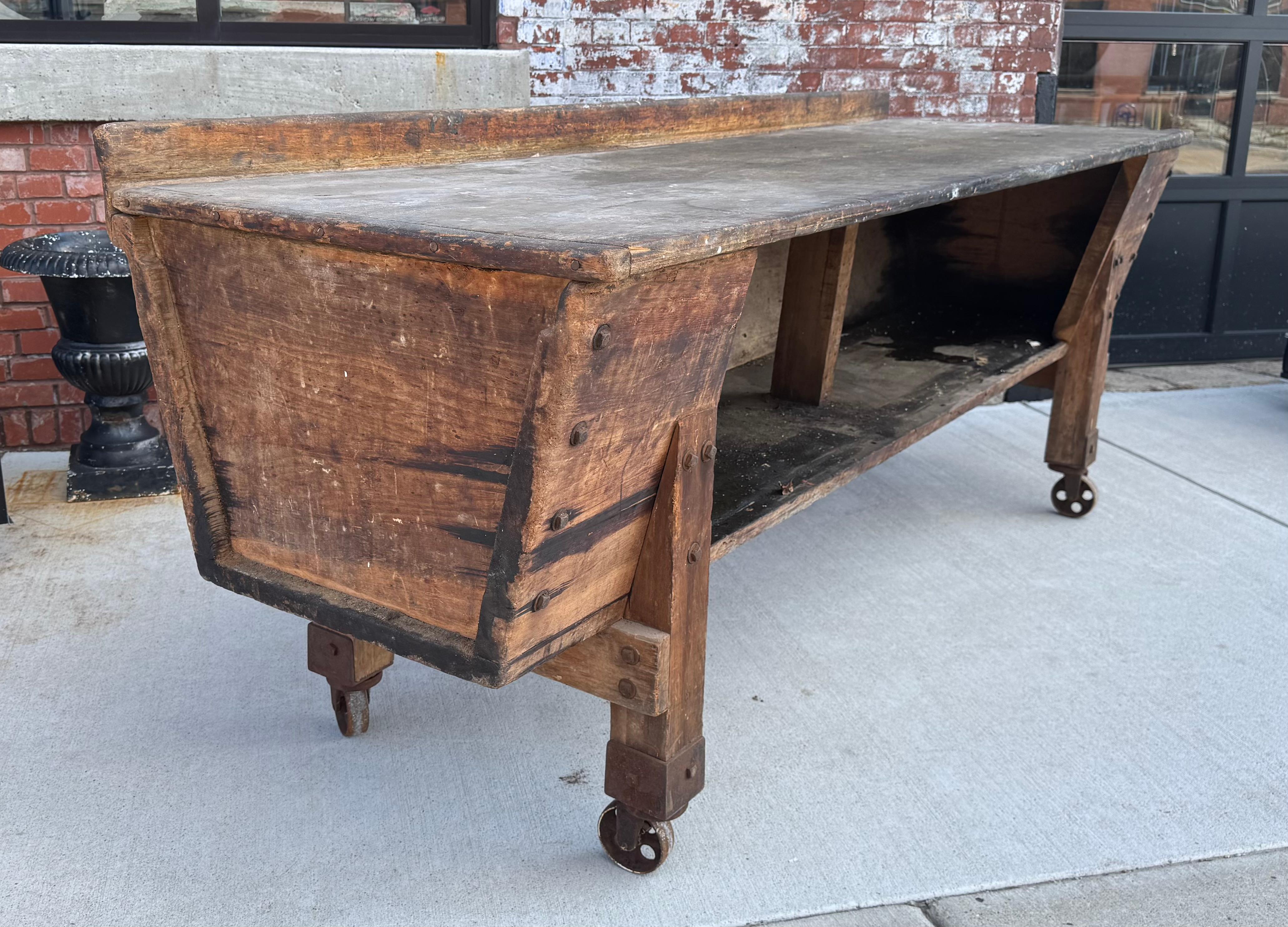 Américain Grand établi de ferme du 19ème siècle / îlot de cuisine, roues en fonte en vente