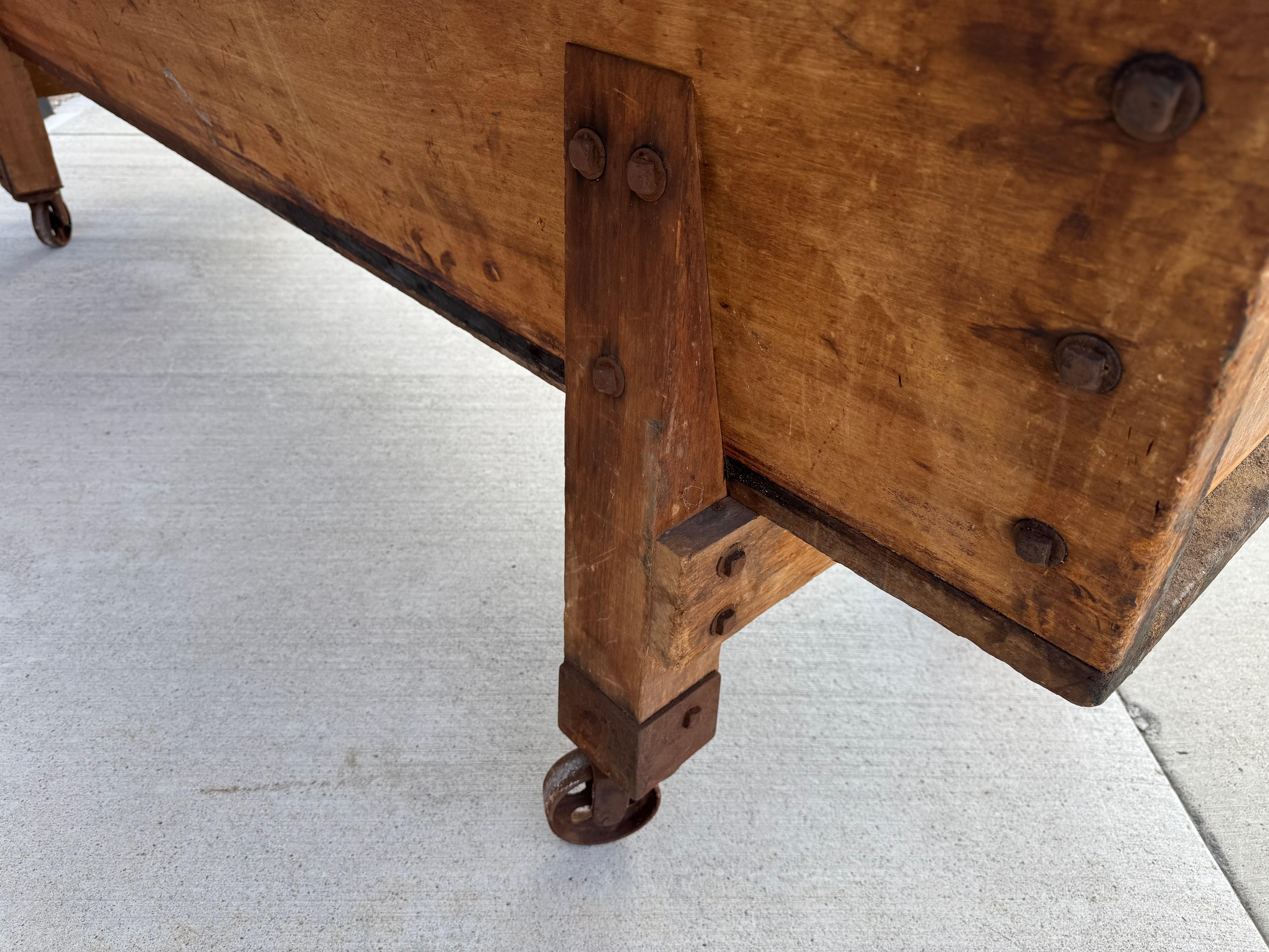 Moulage Grand établi de ferme du 19ème siècle / îlot de cuisine, roues en fonte en vente