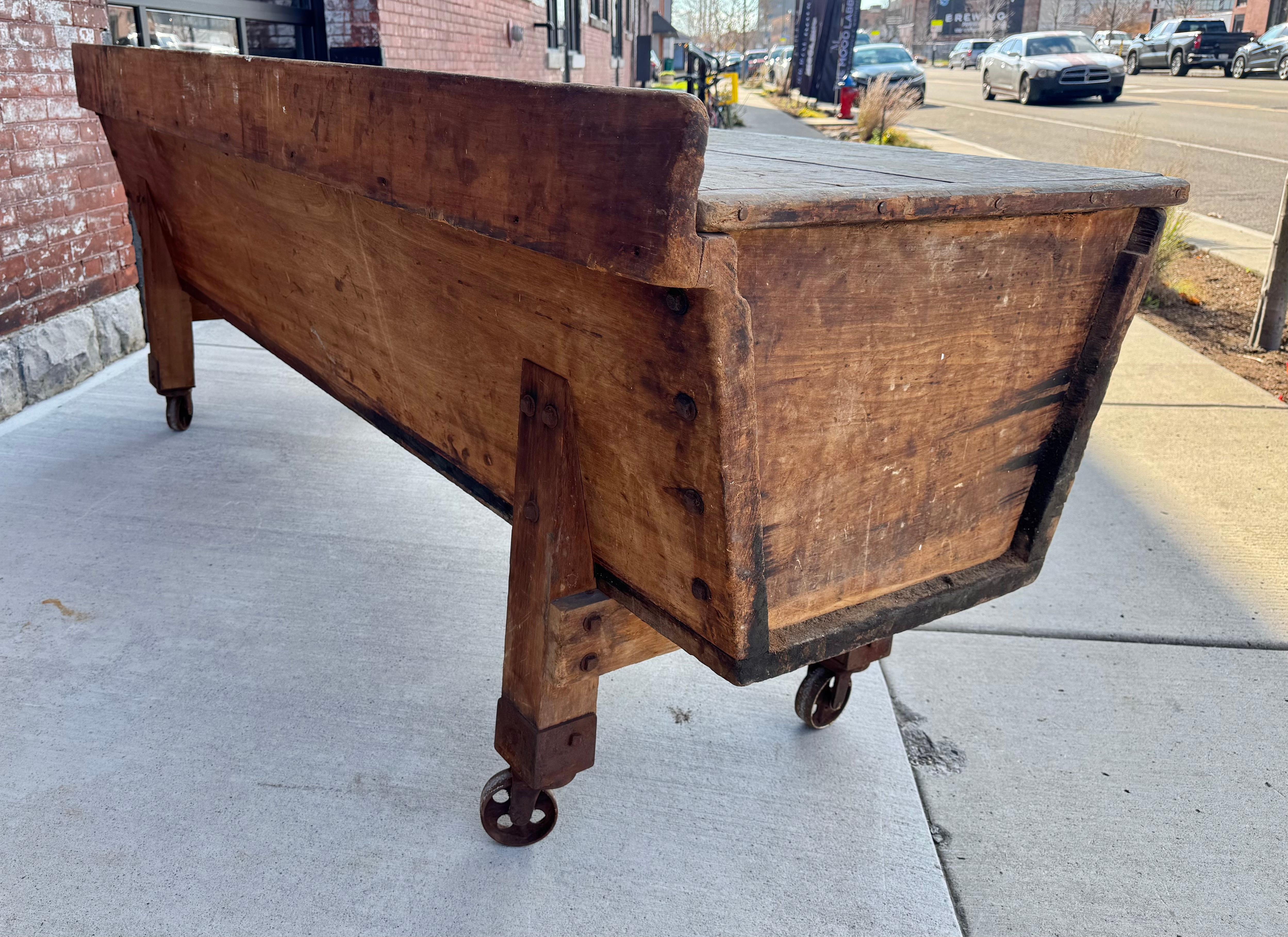 Grand établi de ferme du 19ème siècle / îlot de cuisine, roues en fonte Abîmé - En vente à Buffalo, NY