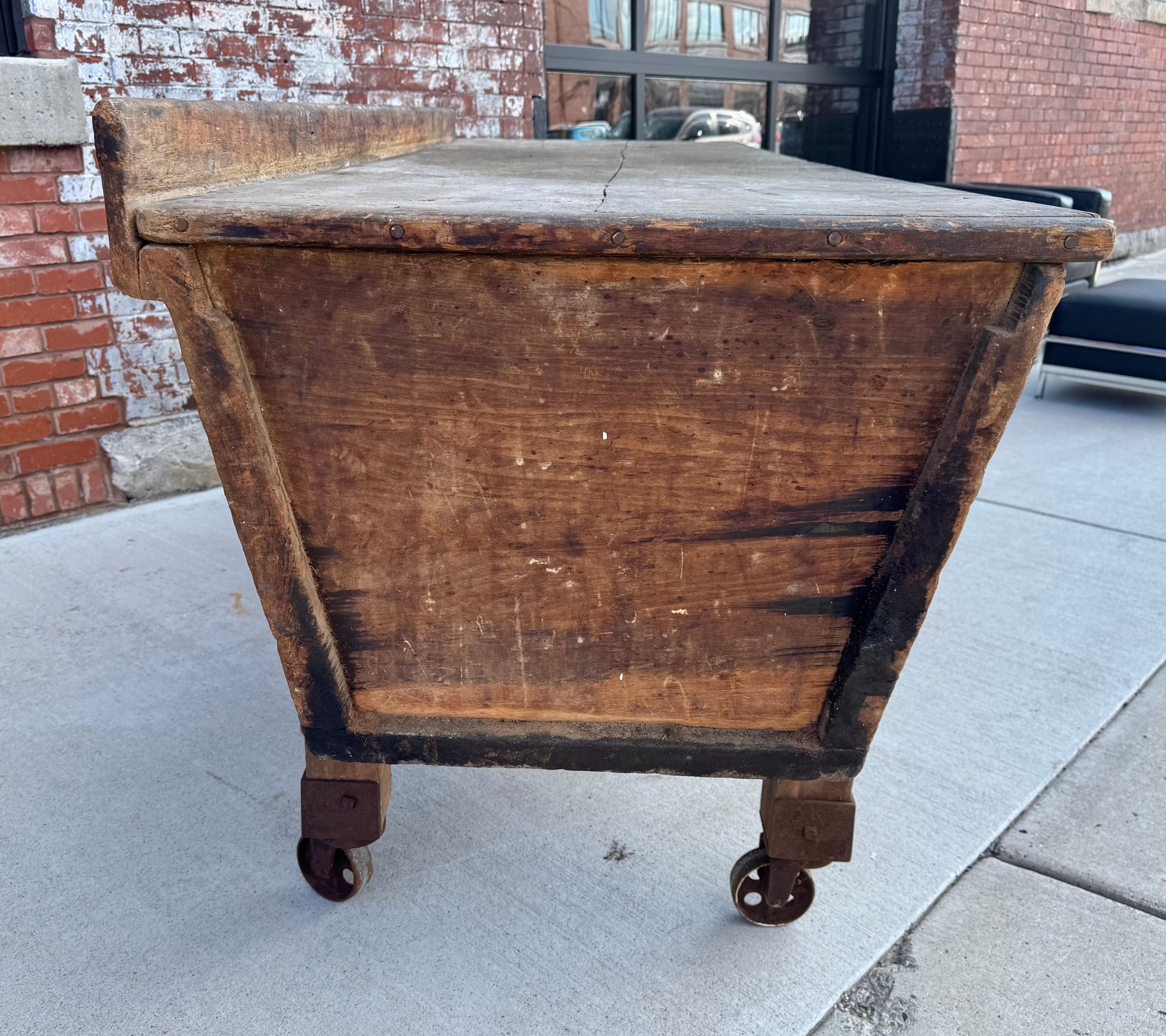 Fin du XIXe siècle Grand établi de ferme du 19ème siècle / îlot de cuisine, roues en fonte en vente