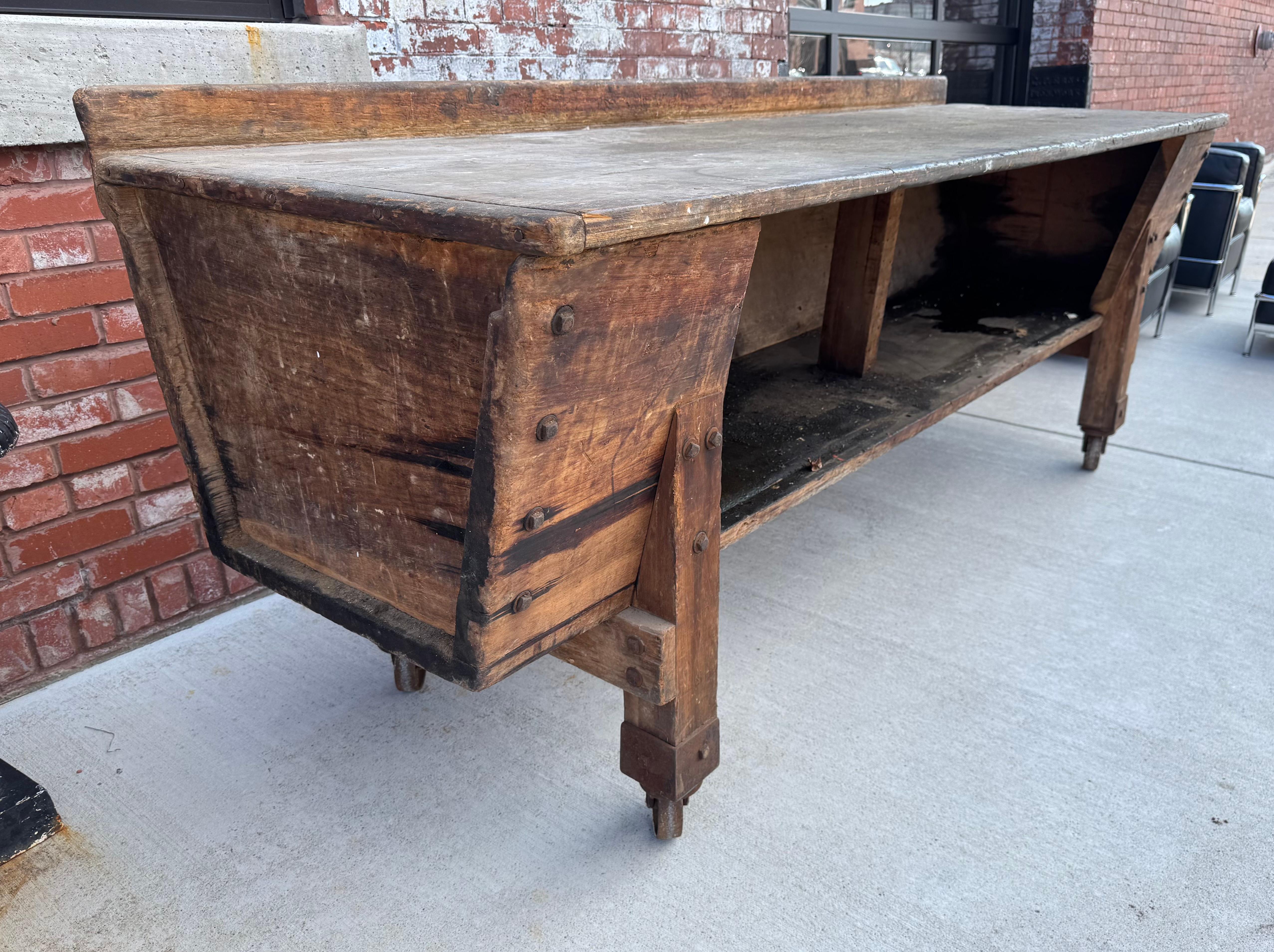 Fer Grand établi de ferme du 19ème siècle / îlot de cuisine, roues en fonte en vente