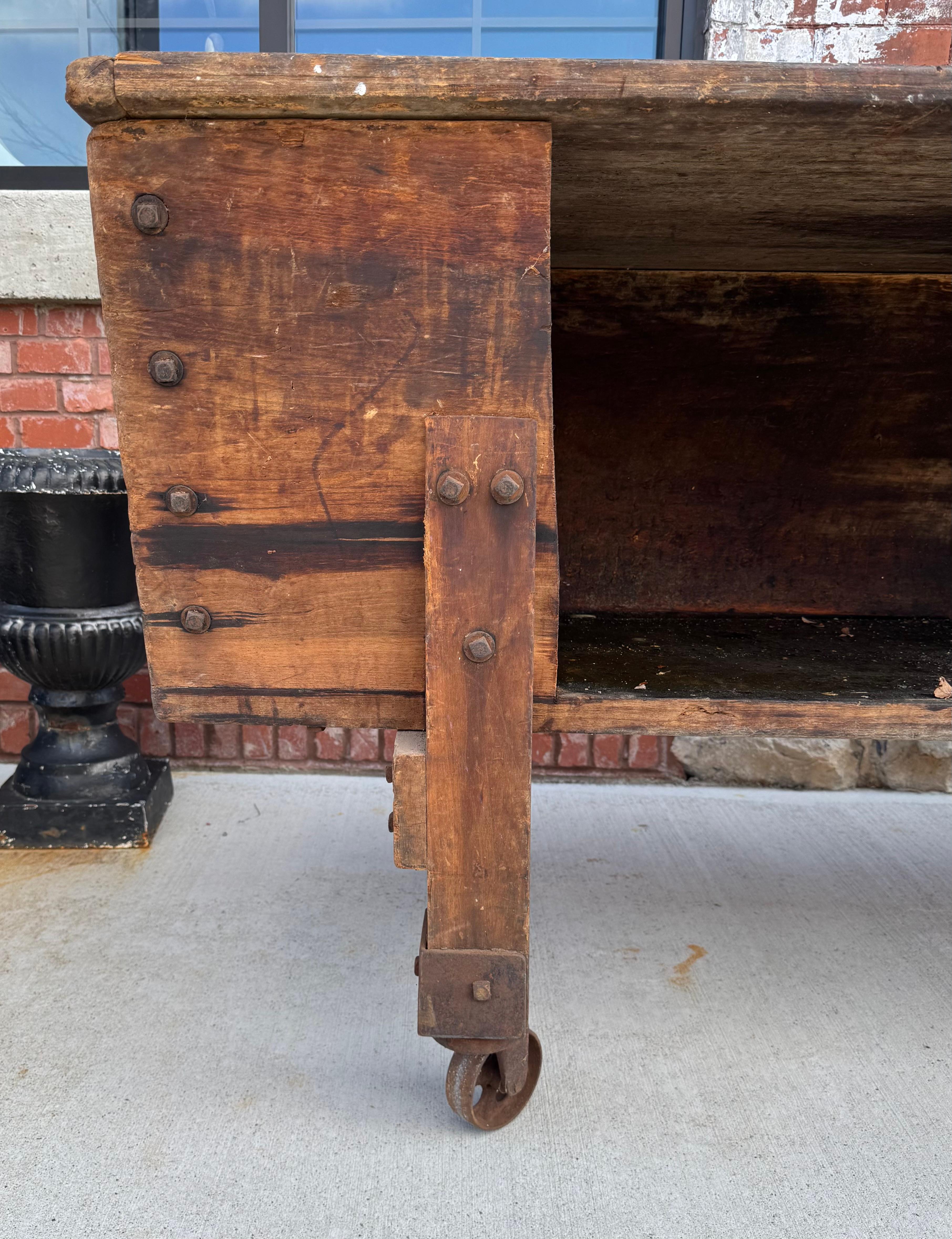 Grand établi de ferme du 19ème siècle / îlot de cuisine, roues en fonte en vente 1