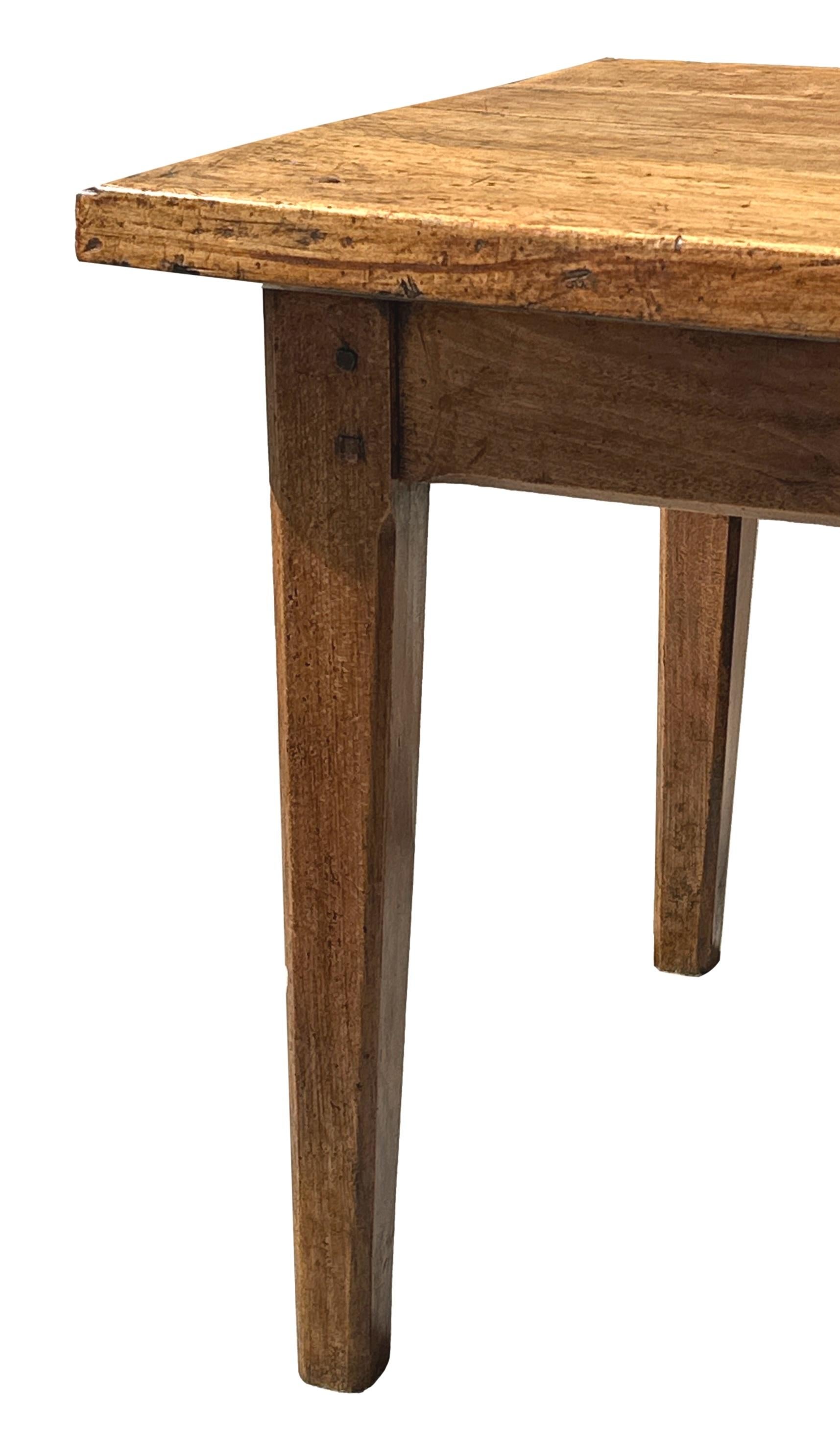 Une table de cuisine extrêmement attrayante du début du 19e siècle en sycomore français, pouvant accueillir confortablement 12 personnes, avec un plateau en planches épaisses bien dessinées d'une couleur et d'une surface excellentes, reposant sur