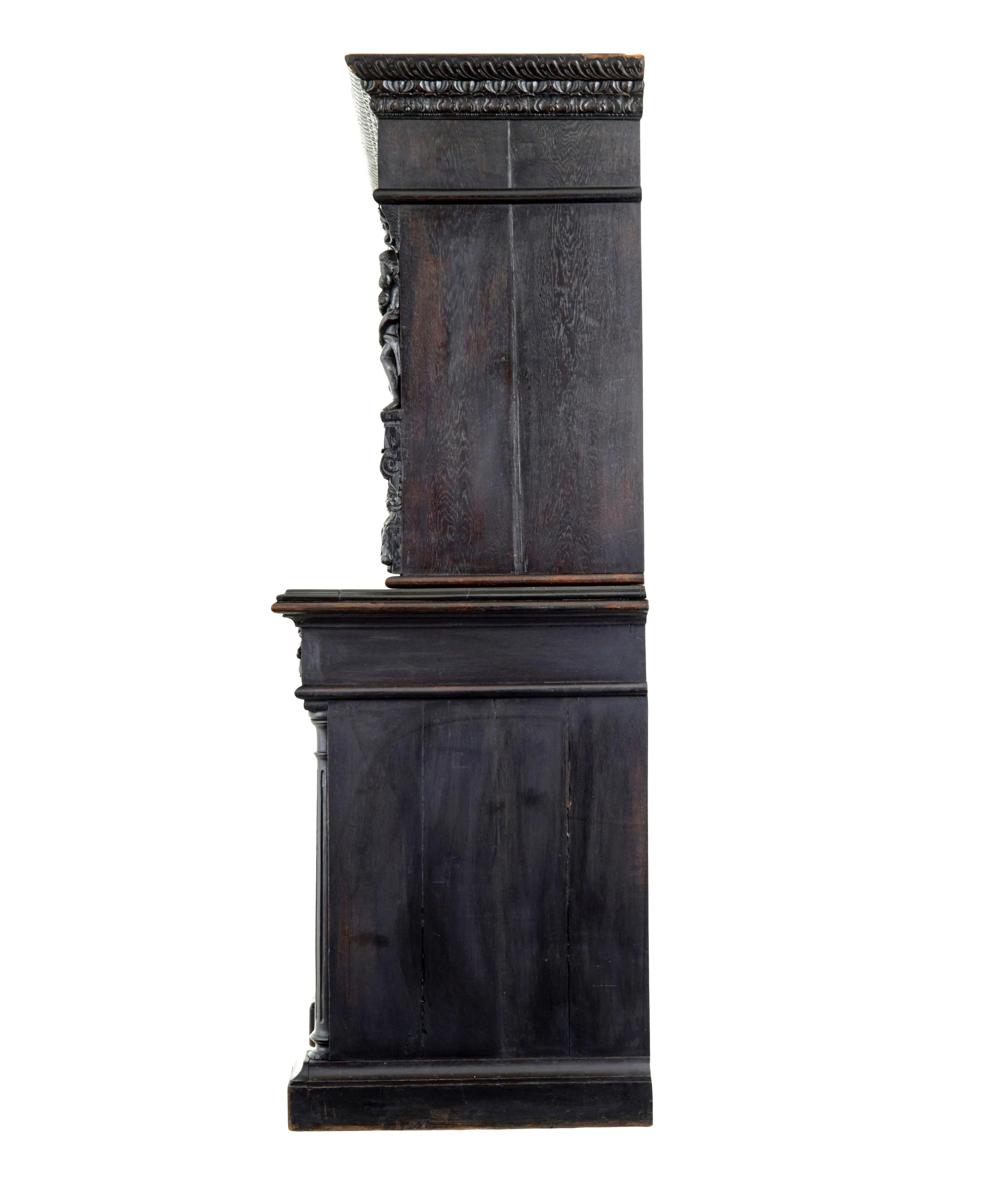 Sculpté Grand meuble en chêne sculpté flamand du 19e siècle en vente