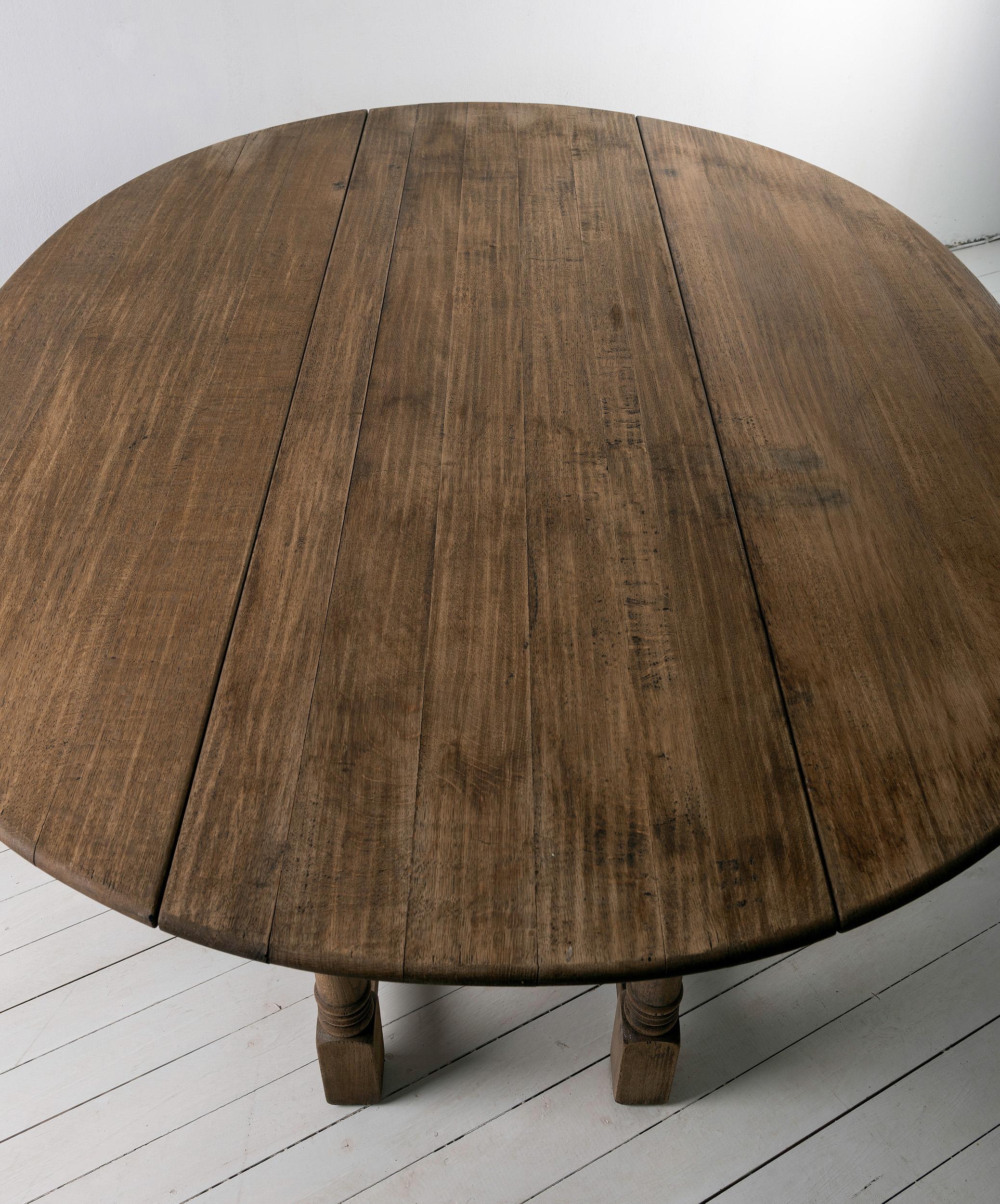 Great as a console, in a breakfast room or dining room, natural colored, slightly greyish oak.
  