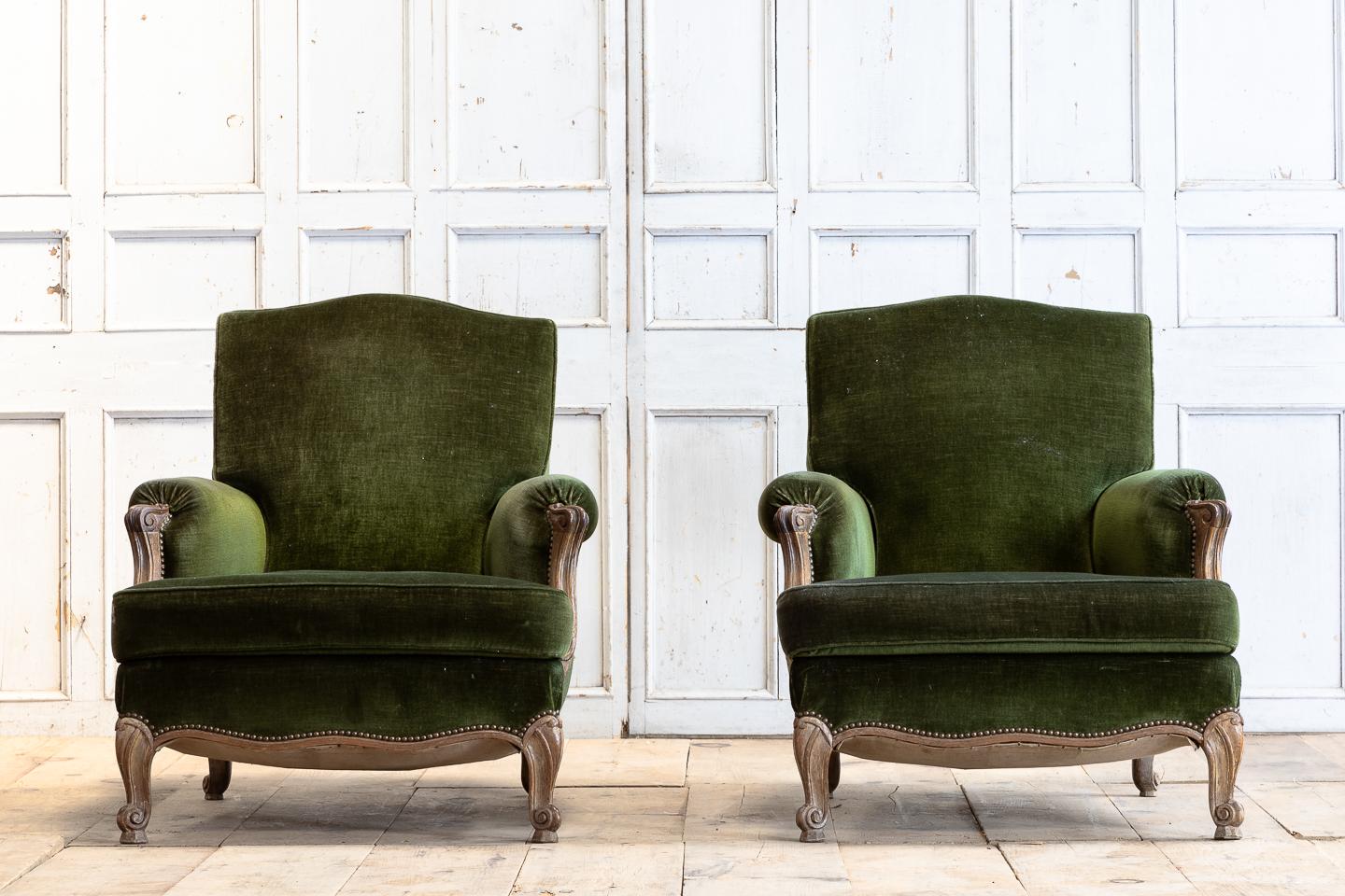Large, excellent quality French 19th Century armchairs. Very comfortable. 

In old fabric and could be left as they are or they are ready to be re-upholstered.

Measures: Seat height 43 cm.