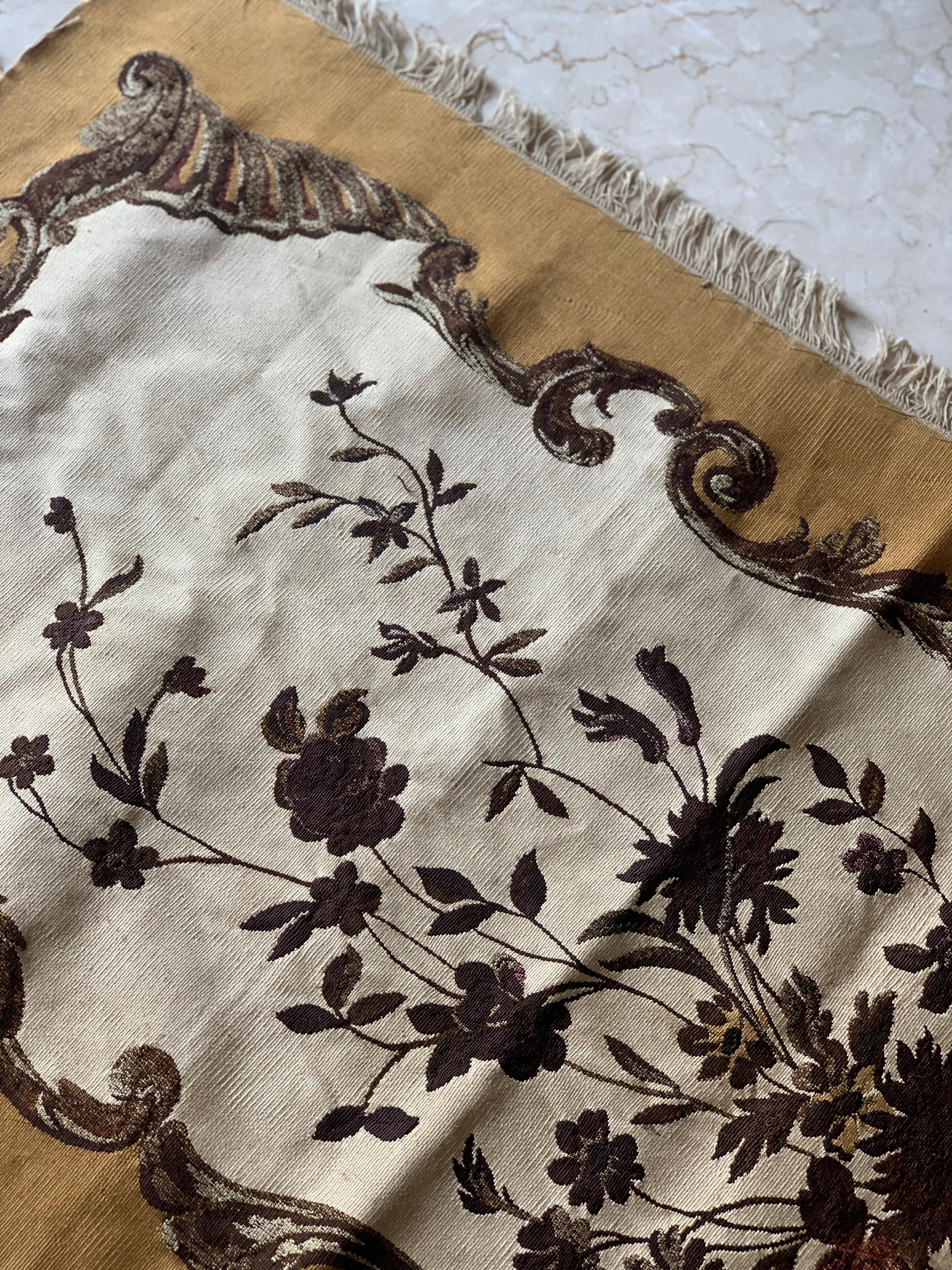 Dieses schöne Stück aus Seide und Wolle, das im 19. Jahrhundert in Aubusson, Frankreich, handgewebt wurde, war ursprünglich die Rückenlehne eines Sessels.  Es misst 2 x 5,3 ft. Es ist in tadellosem Zustand und kann an die Wand gehängt oder zum