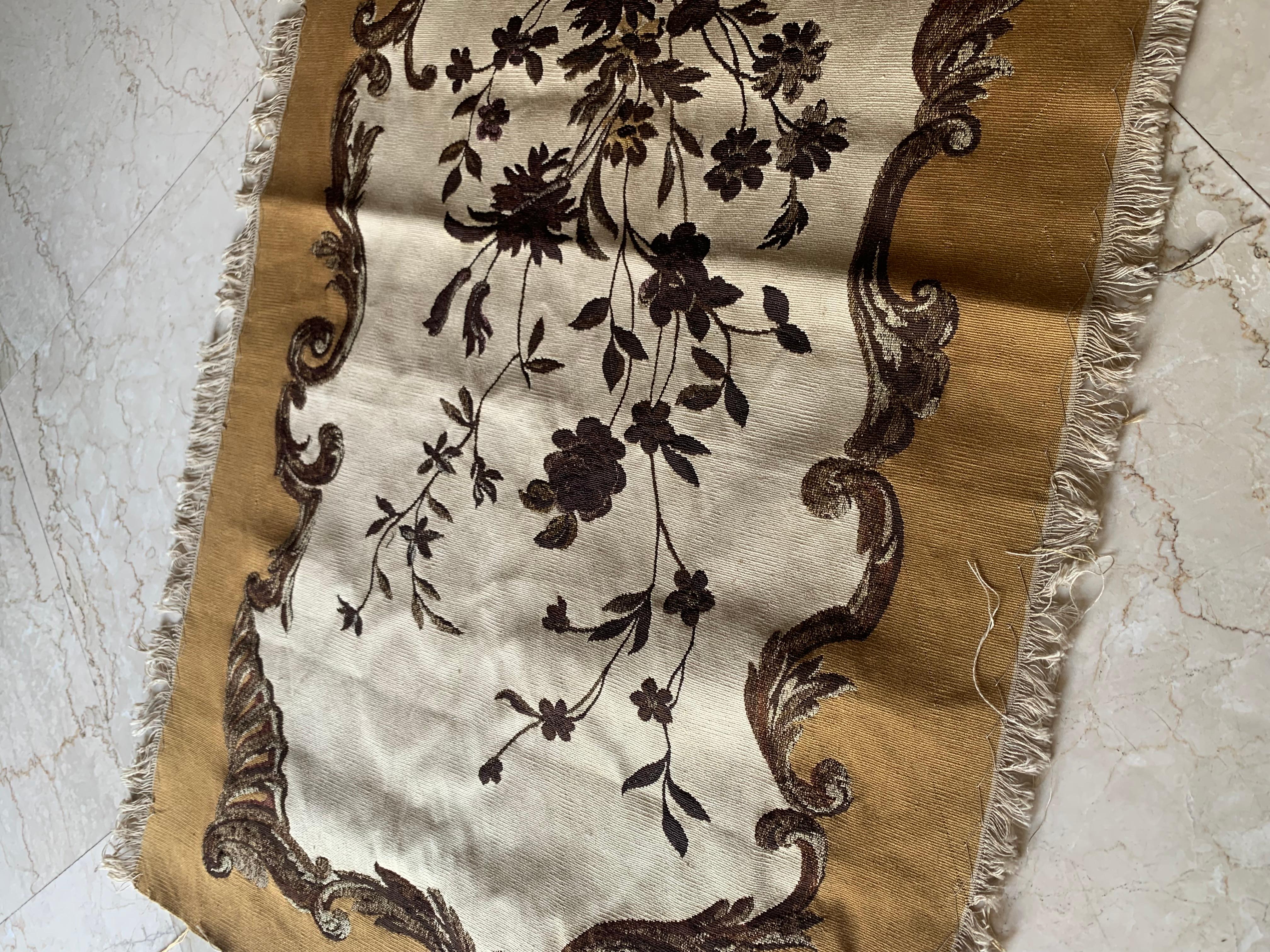 Großes Fragment eines französischen Aubusson-Wandteppichs aus dem 19. (Französisch) im Angebot