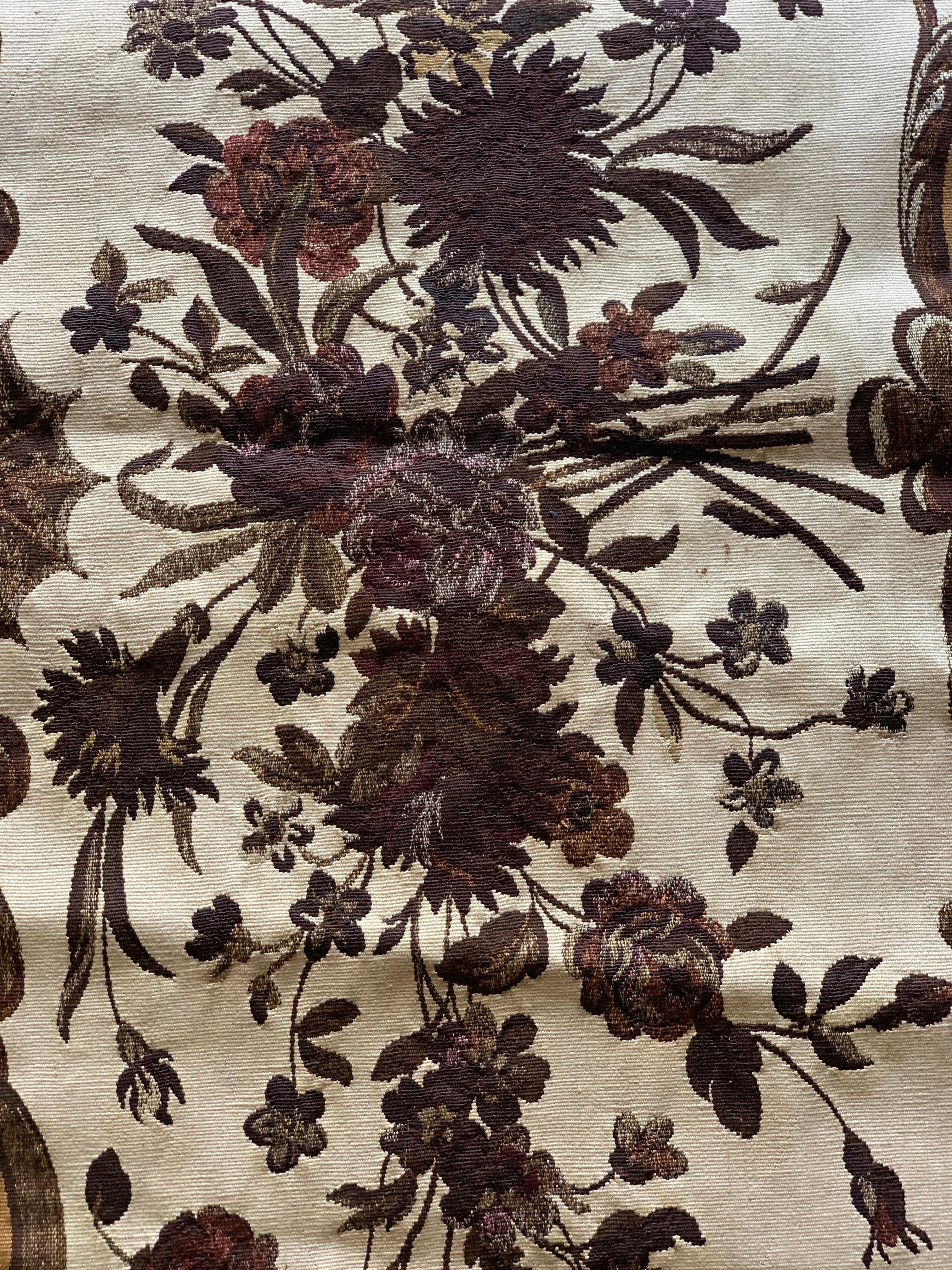 Großes Fragment eines französischen Aubusson-Wandteppichs aus dem 19. im Zustand „Gut“ im Angebot in New York, NY