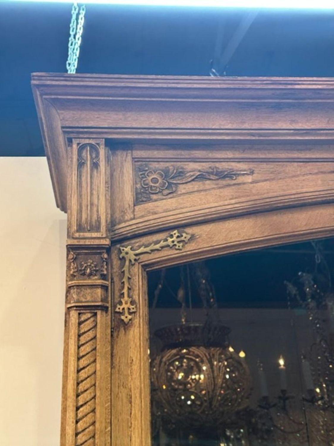 Français Grande vitrine en chêne blanchi du XIXe siècle en vente