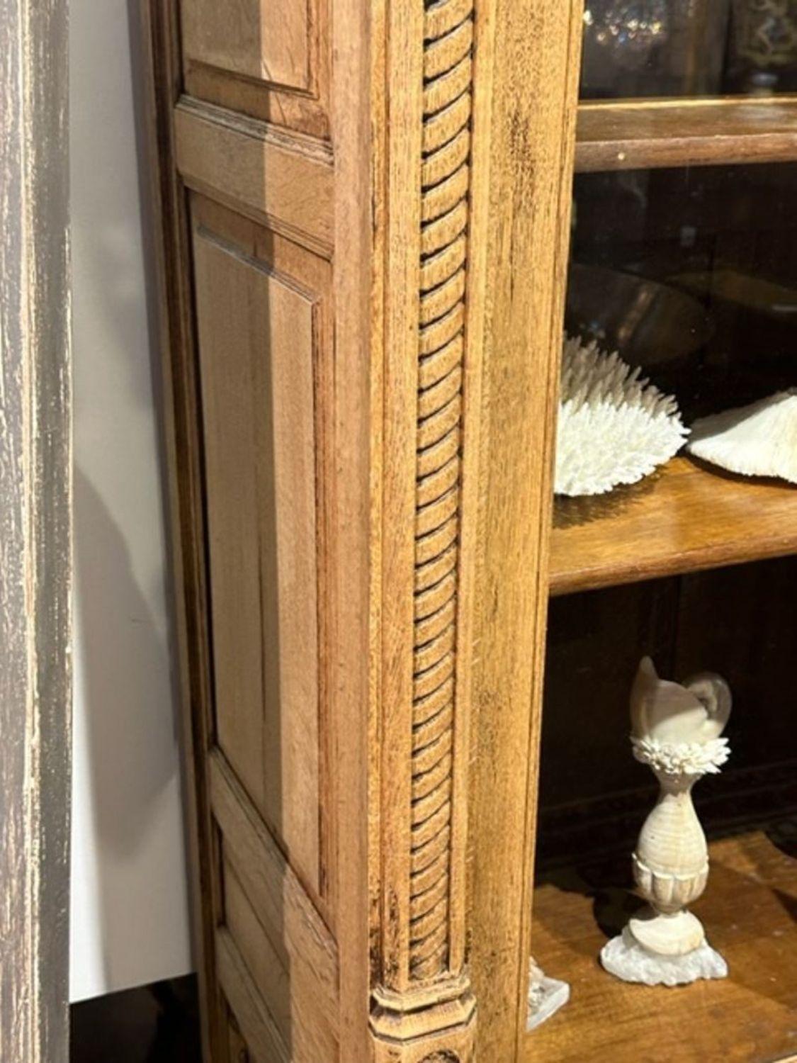 Blanchi Grande vitrine en chêne blanchi du XIXe siècle en vente