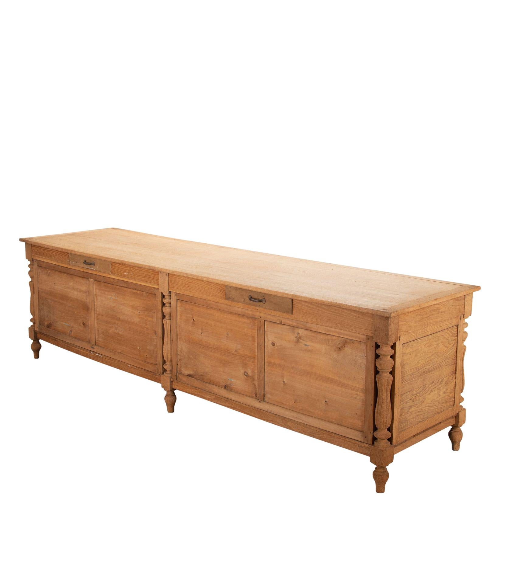 Country Grande bancone da negozio francese del XIX secolo in Oak sbiancato in vendita